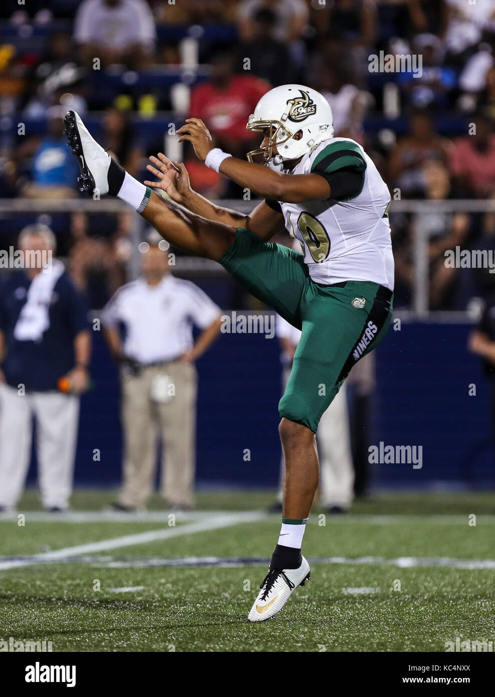 Miami, Florida, USA. 30 Sep, 2017. Charlotte 49ers Börsenspekulant Arthur Hart (40) folgt durch mit einem Kick während der NCAA Football Spiel zwischen der Charlotte 49ers und der FIU Leoparden in Riccardo Silva Stadion in Miami, Florida. Die FIU Leoparden gewannen 30-29. Mario Houben/CSM/Alamy leben Nachrichten Stockfoto