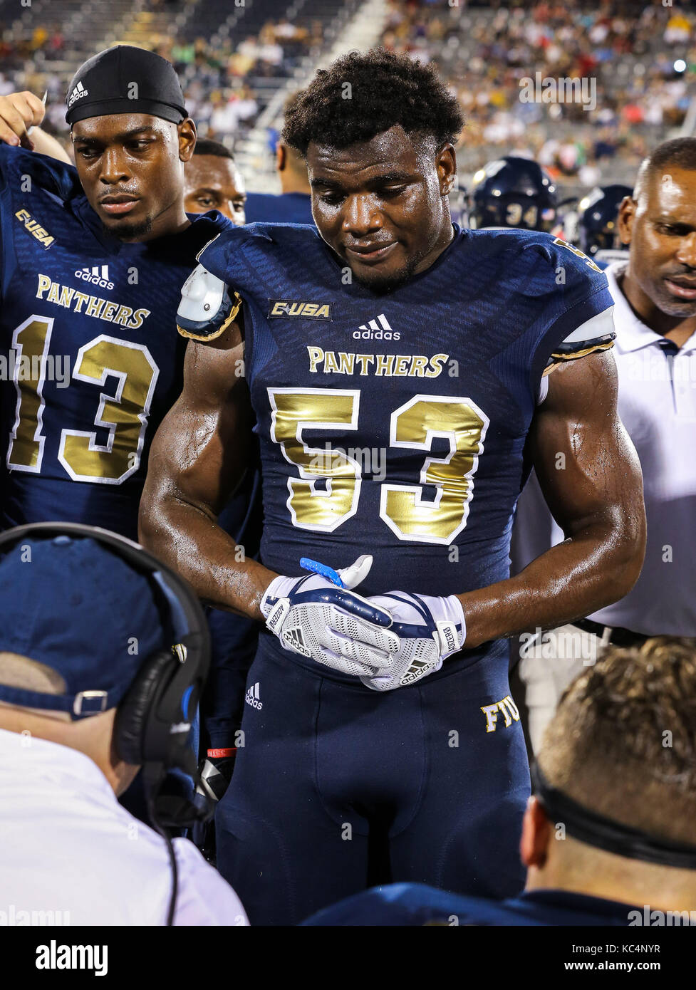 Miami, Florida, USA. 30 Sep, 2017. FIU Leoparden linebacker Anthony Wint (53) Hört sich ein Coach während der NCAA Football Spiel zwischen der Charlotte 49ers und der FIU Leoparden in Riccardo Silva Stadion in Miami, Florida. Die FIU Leoparden gewannen 30-29. Mario Houben/CSM/Alamy leben Nachrichten Stockfoto