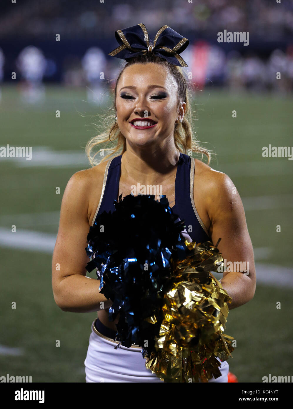 Miami, Florida, USA. 30 Sep, 2017. Eine FIU Panthers Cheerleader führt während der NCAA Football Spiel zwischen der Charlotte 49ers und der FIU Leoparden in Riccardo Silva Stadion in Miami, Florida. Die FIU Leoparden gewannen 30-29. Mario Houben/CSM/Alamy leben Nachrichten Stockfoto
