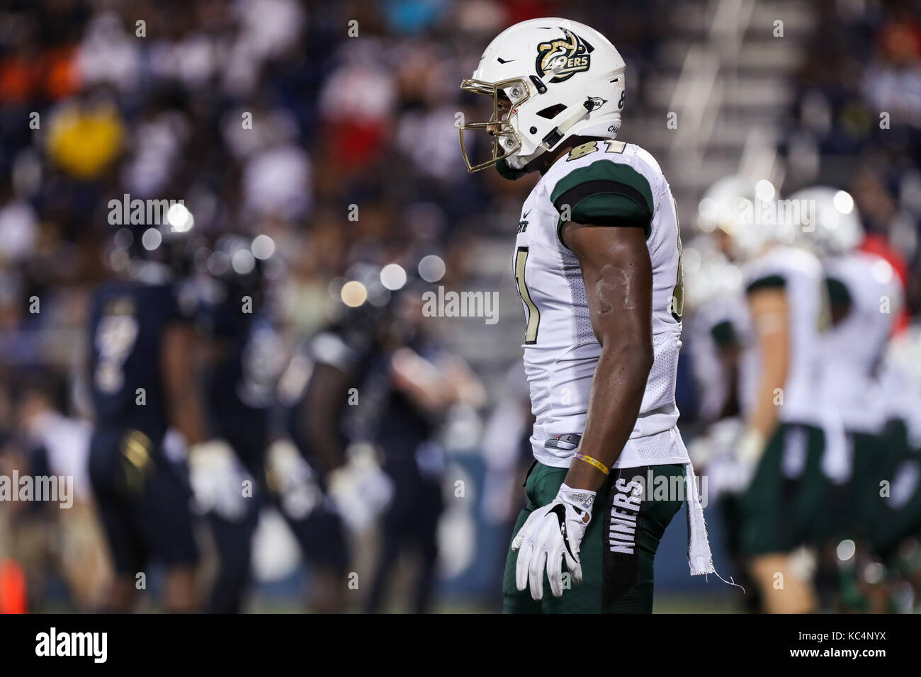 Miami, Florida, USA. 30 Sep, 2017. Charlotte 49ers wide receiver Trent Bostick (81) während der NCAA Football Spiel zwischen der Charlotte 49ers und der FIU Leoparden in Riccardo Silva Stadion in Miami, Florida. Die FIU Leoparden gewannen 30-29. Mario Houben/CSM/Alamy leben Nachrichten Stockfoto