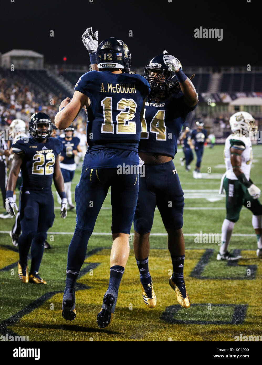 Miami, Florida, USA. 30 Sep, 2017. FIU Panthers Quarterback Alex Wulf (12) und der FIU Leoparden breiter Empfänger Darrius Scott (14) feiern Touchdown ist ein Team von Wulf während der NCAA Football Spiel zwischen der Charlotte 49ers und der FIU Leoparden in Riccardo Silva Stadion in Miami, Florida. Die FIU Leoparden gewannen 30-29. Mario Houben/CSM/Alamy leben Nachrichten Stockfoto