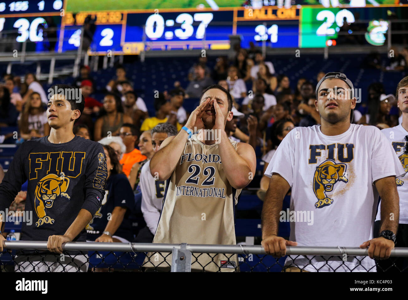 Miami, Florida, USA. 30 Sep, 2017. FIU Leoparden Fans in der letzten Minute des Spiels während der NCAA Football Spiel zwischen der Charlotte 49ers und der FIU Leoparden in Riccardo Silva Stadion in Miami, Florida. Die FIU Leoparden gewannen 30-29. Mario Houben/CSM/Alamy leben Nachrichten Stockfoto
