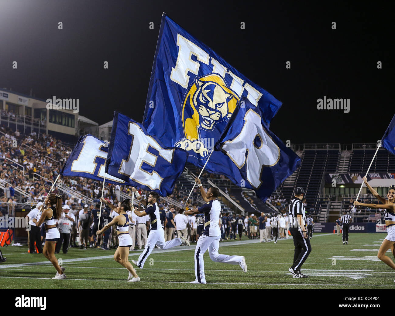 Miami, Florida, USA. 30 Sep, 2017. Die FIU Flagge Leoparden erhält auf dem Feld während eines Touchdown Feier während der NCAA Football Spiel zwischen der Charlotte 49ers und der FIU Leoparden in Riccardo Silva Stadion in Miami, Florida angezeigt. Die FIU Leoparden gewannen 30-29. Mario Houben/CSM/Alamy leben Nachrichten Stockfoto