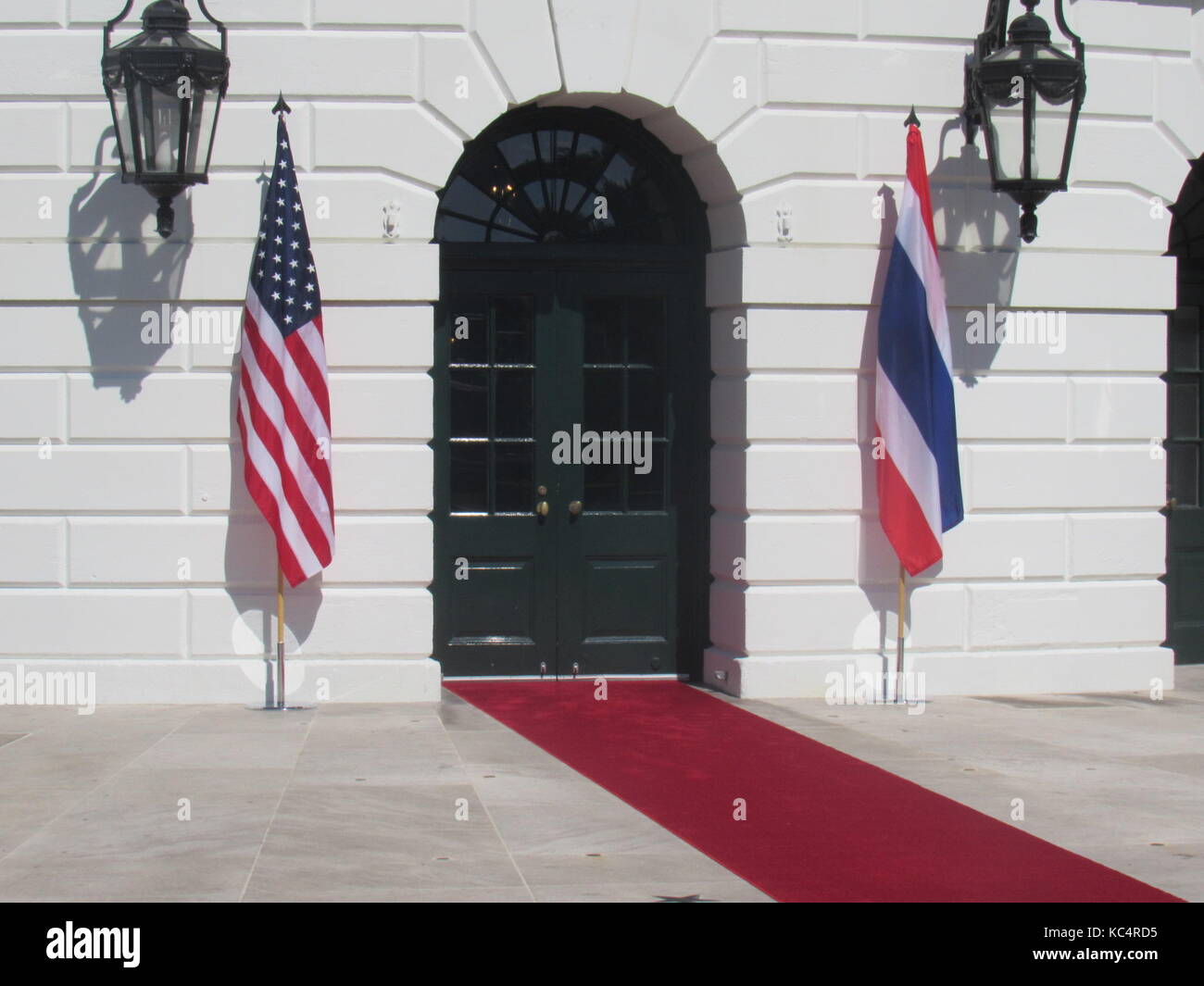 Washington, DC, USA; 02. Oktober 2017: Präsident Trump und First Lady Melania Trump begrüßen Premierminister Prayut Chan-o-cha und Frau Chan-o-Cha aus Thailand im Weißen Haus in Washington, DC, USA. Kredit: Kyle Mazza/Alamy Live News. Stockfoto