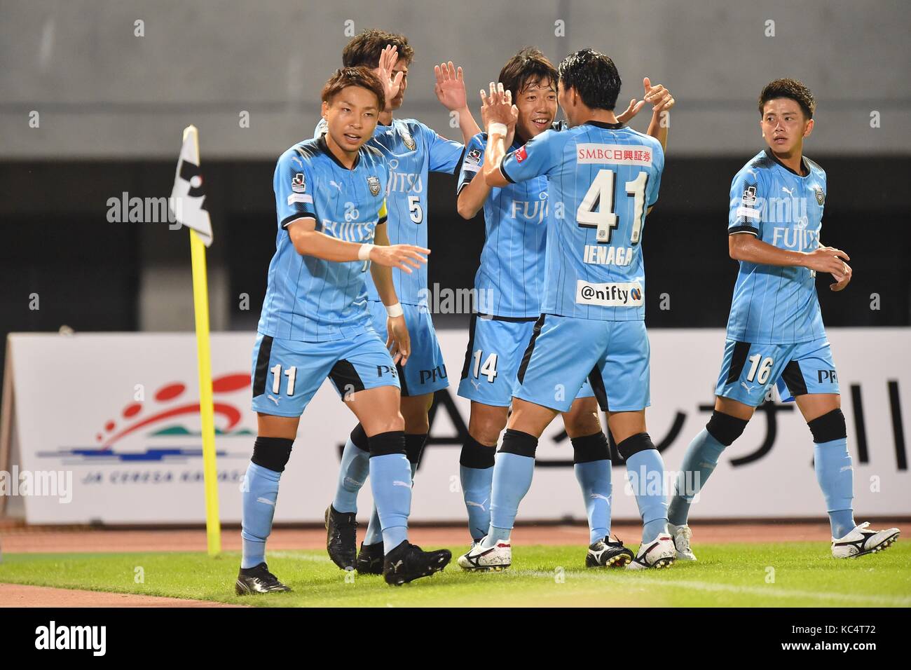 Kanagawa, Japan. 30 Sep, 2017. (L - R) Yu Kobayashi, Shogo Taniguchi, Kengo Nakamura, Akihiro Ienaga, Tatsuya Hasegawa (Frontale) Fußball: shogo Taniguchi von Kawasaki Frontale feiert mit seinen Teamkollegen nach dem Scoring der öffnung Ziel während der 2017 J 1 League Match zwischen Kawasaki Frontale 5-1 Cerezo Osaka at Todoroki Stadion in Kanagawa, Japan. Quelle: LBA/Alamy leben Nachrichten Stockfoto