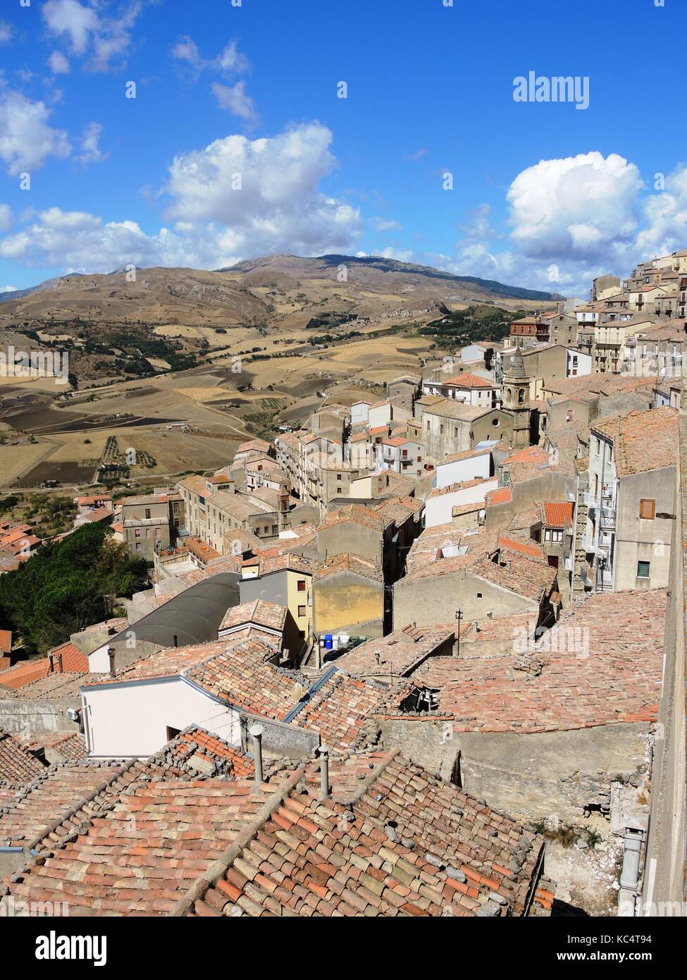 Gangi, Italien. 20 Sep, 2017. Ansicht der Stadt von Gangi, Italien, 20. September 2017. In der Stadt Gangi, Häuser sind auf Verkauf für 1 Euro. Die Gemeinde will die Stadt mit der Initiative zu beleben. Credit: Lena Klimkeit/dpa/Alamy leben Nachrichten Stockfoto