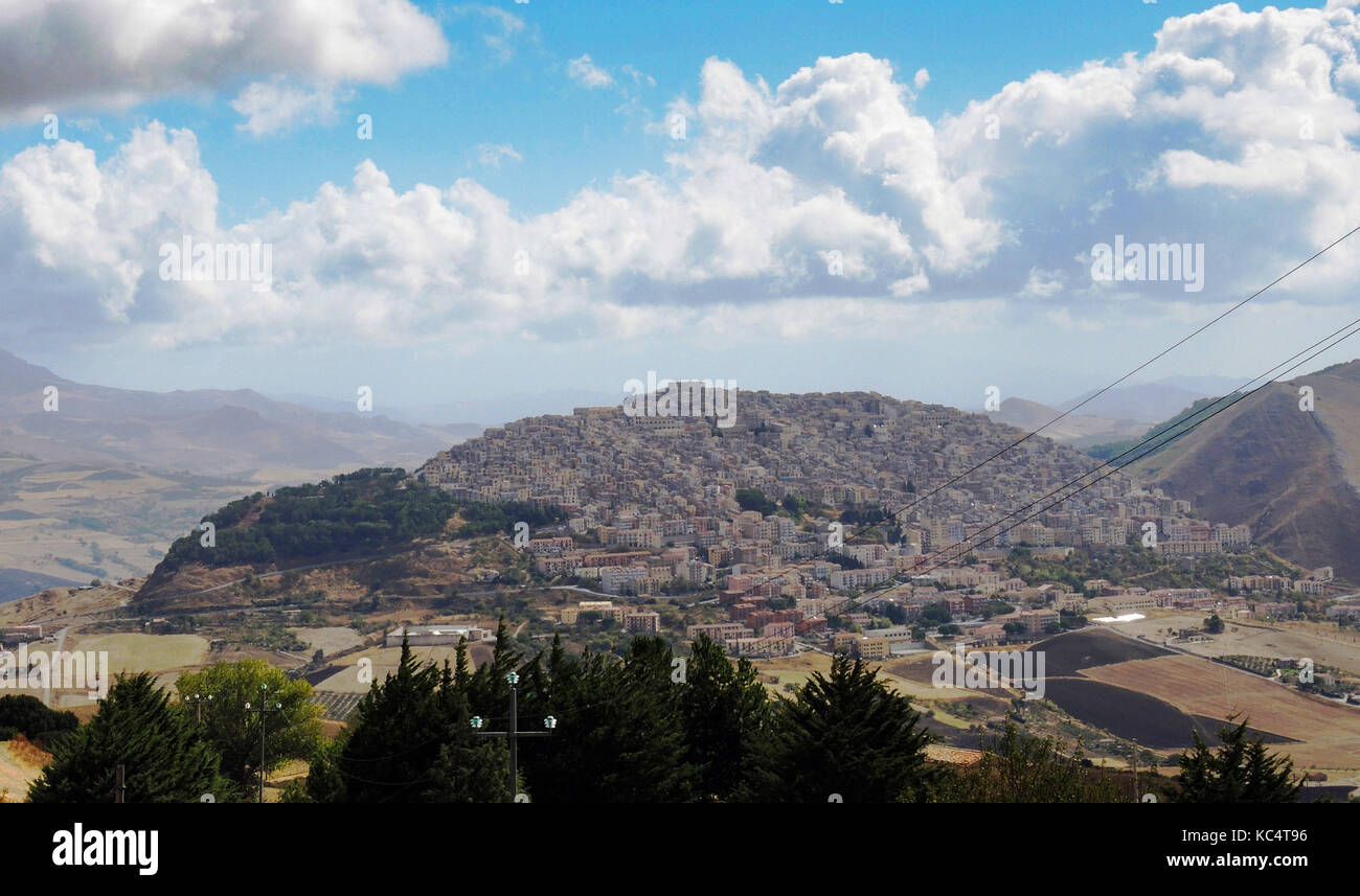 Gangi, Italien. 20 Sep, 2017. Ansicht der Stadt von Gangi, Italien, 20. September 2017. In der Stadt Gangi, Häuser sind auf Verkauf für 1 Euro. Die Gemeinde will die Stadt mit der Initiative zu beleben. Credit: Lena Klimkeit/dpa/Alamy leben Nachrichten Stockfoto