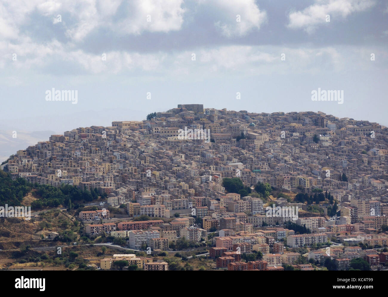 Gangi, Italien. 20 Sep, 2017. Ansicht der Stadt von Gangi, Italien, 20. September 2017. In der Stadt Gangi, Häuser sind auf Verkauf für 1 Euro. Die Gemeinde will die Stadt mit der Initiative zu beleben. Credit: Lena Klimkeit/dpa/Alamy leben Nachrichten Stockfoto