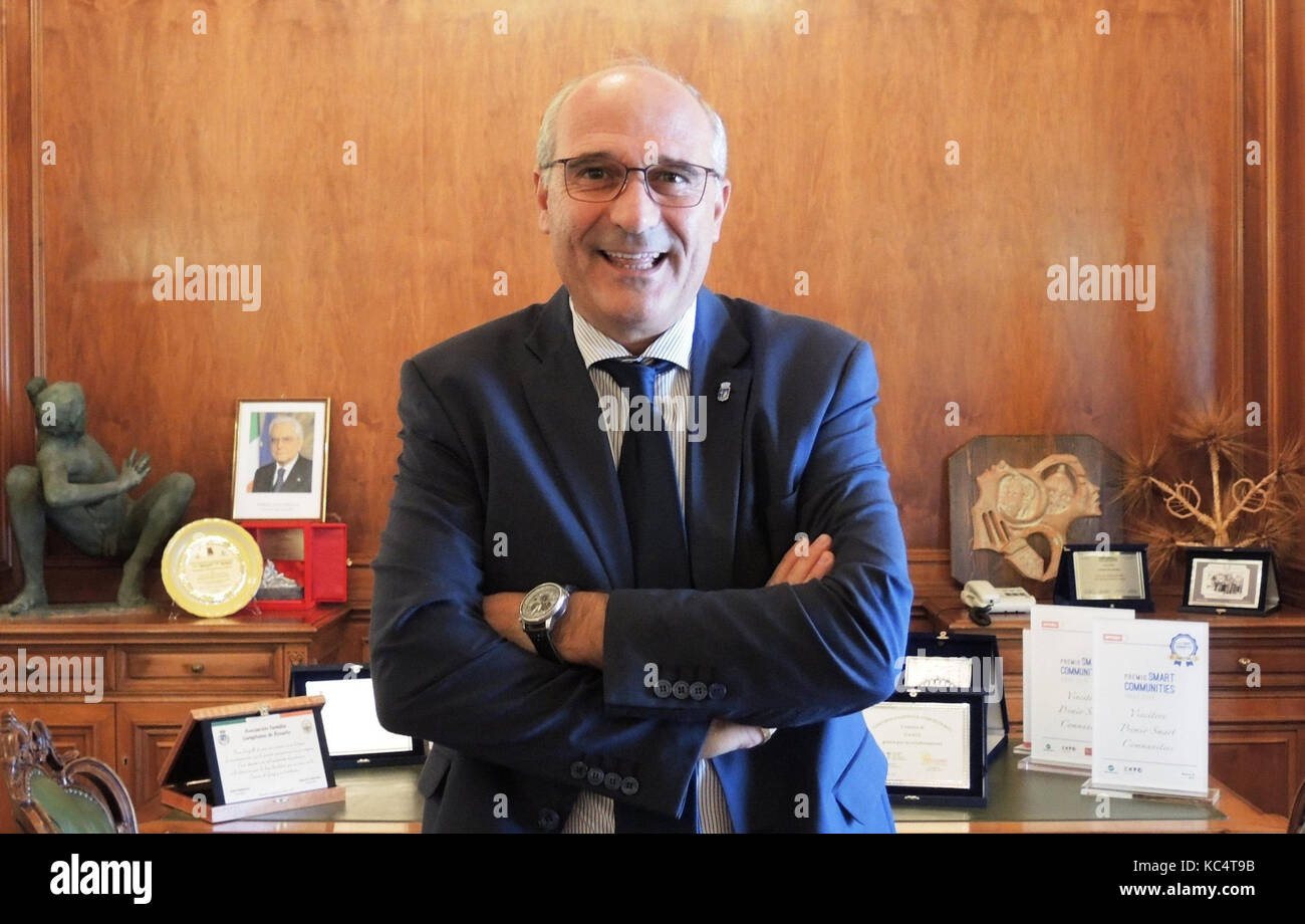 Gangi, Italien. 20 Sep, 2017. Francesco Paolo Migliazzo, Bürgermeister der Sizilianischen Gemeinde Gangi, fotografiert in einem Raum des Palazzo Comunale Stadtverwaltung im Gangi, Italien, 20. September 2017. In der Stadt Gangi, Häuser sind auf Verkauf für 1 Euro. Die Gemeinde will die Stadt mit der Initiative zu beleben. Credit: Lena Klimkeit/dpa/Alamy leben Nachrichten Stockfoto