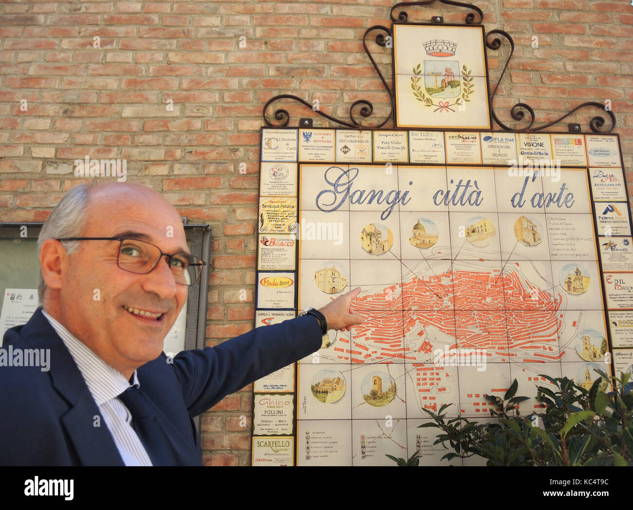 Gangi, Italien. 20 Sep, 2017. Francesco Paolo Migliazzo, Bürgermeister der Sizilianischen Gemeinde Gangi, Punkte, an Fliesen mit der Darstellung der Stadt Gangi, Italien, 20. September 2017. In der Stadt Gangi, Häuser sind auf Verkauf für 1 Euro. Die Gemeinde will die Stadt mit der Initiative zu beleben. Credit: Lena Klimkeit/dpa/Alamy leben Nachrichten Stockfoto