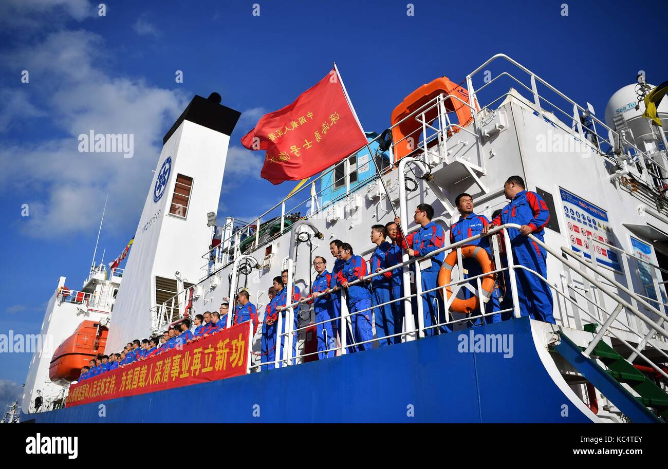 Sanya, China Hainan Provinz. 3. Okt 2017. Mitglieder des Testteams der bemannten Tauchboot namens Shenhai Yongshi oder deepsea Krieger, an Bord des Schiffes Tansuo-1 warten am Hafen in Sanya, South China Hainan Provinz, Okt. 3, 2017 zu kommen. China's New bemannten Tauchboot, an Bord des Schiffes Tansuo-1, zum Hafen in Sanya am Dienstag zurück nach Deep sea Prüfung in das Südchinesische Meer. Die bemannten Tauchboot namens Shenhai Yongshi erreicht eine Tiefe von 4.500 Meter, seine Funktionen und Leistung während einer 50-tägigen Expedition zu testen. Quelle: Guo Cheng/Xinhua/Alamy leben Nachrichten Stockfoto
