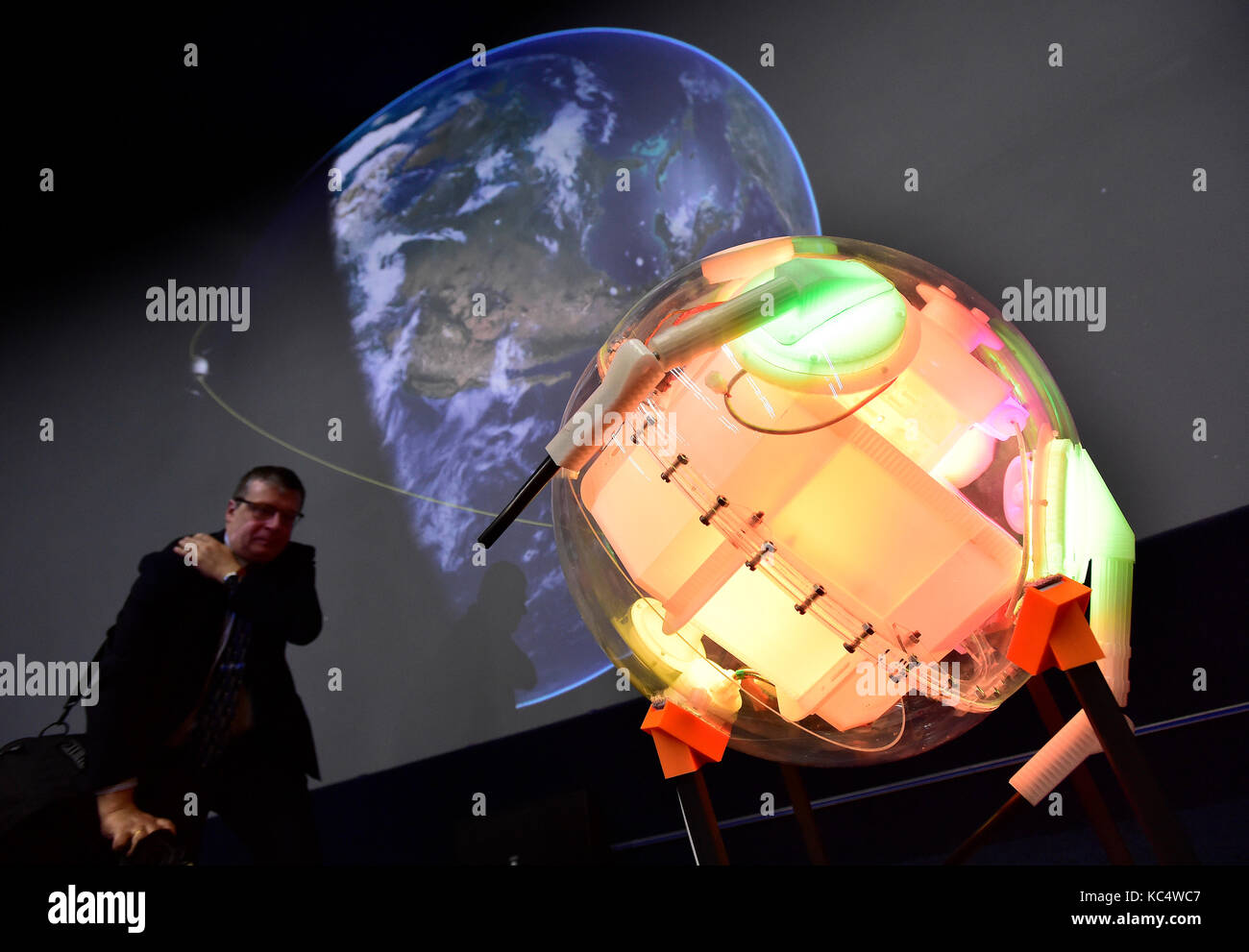 Prag, Tschechische Republik. 03 Okt, 2017. Replik von Sputnik 1, 3D-Drucker hergestellt ist, ist während der Pressekonferenz am 60. Jahrestag der Einführung des ersten künstlichen Satelliten Sputnik 1 gesehen, Planetarium in Prag, Tschechische Republik, am 3. Oktober 2017. Credit: Roman Vondrous/CTK Photo/Alamy leben Nachrichten Stockfoto