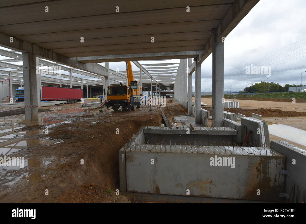 Cheb, Tschechien. 03 Okt, 2017. Präsentation des Skeletts Struktur der Distribution Center von DHL Supply Chain Company, zu Luxus Kosmetik Hersteller und Distributor Estee Lauder zu dienen, wurde im industiral Panattoni Park, in Cheb, Tschechien, am 3. Oktober 2017. Credit: Goran Kubes/CTK Photo/Alamy leben Nachrichten Stockfoto
