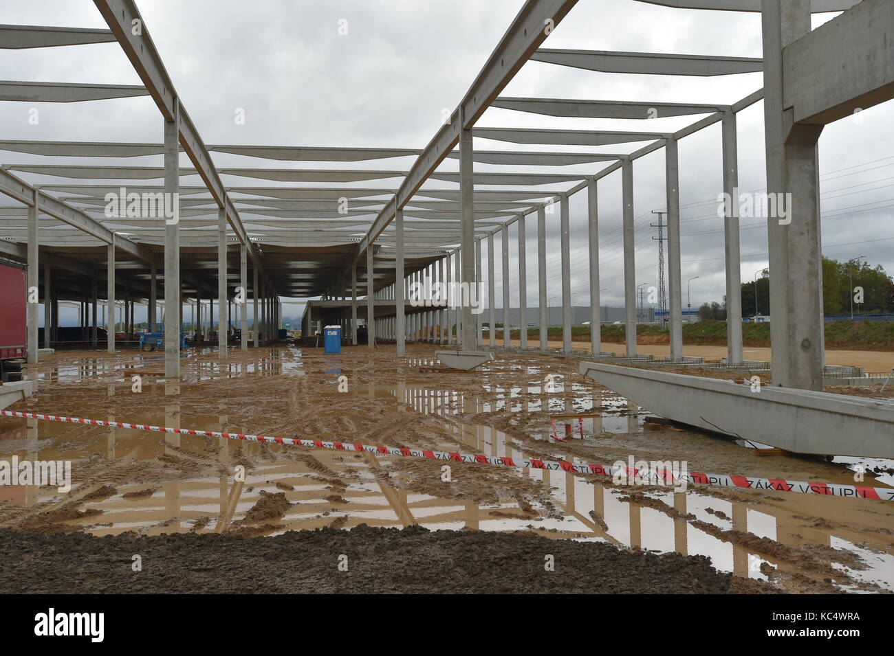 Cheb, Tschechien. 03 Okt, 2017. Präsentation des Skeletts Struktur der Distribution Center von DHL Supply Chain Company, zu Luxus Kosmetik Hersteller und Distributor Estee Lauder zu dienen, wurde im industiral Panattoni Park, in Cheb, Tschechien, am 3. Oktober 2017. Credit: Goran Kubes/CTK Photo/Alamy leben Nachrichten Stockfoto