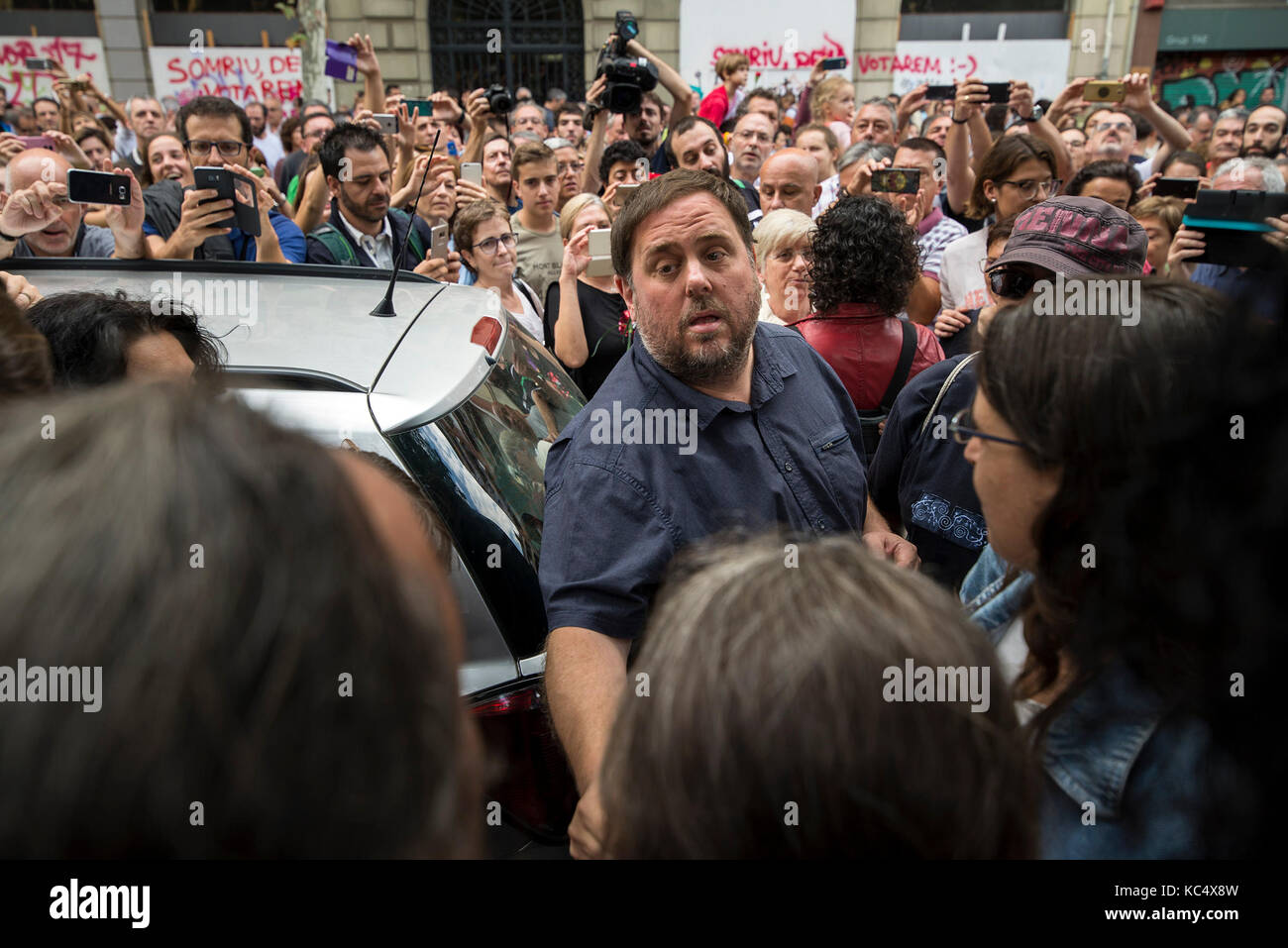 Barcelona, Spanien. 03 Okt, 2017. Oriol Junqueras (C), stellvertretender Präsident der katalanischen Regierung, beteiligt sich an einem Protest in der Nähe der Schule "Ramon Llull', einer der Orte, die mehr Polizei Repression während des katalanischen Unabhängigkeit Referendum am vergangenen Sonntag empfing, in Barcelona, Spanien, 03. Oktober 2017. Nach dem umstrittenen Referendum in Katalonien, der Regionalregierung von Puigdemont bereitet sich auf die Abspaltung von Spanien, nach eigenen Angaben. Quelle: dpa Picture alliance/Alamy leben Nachrichten Stockfoto