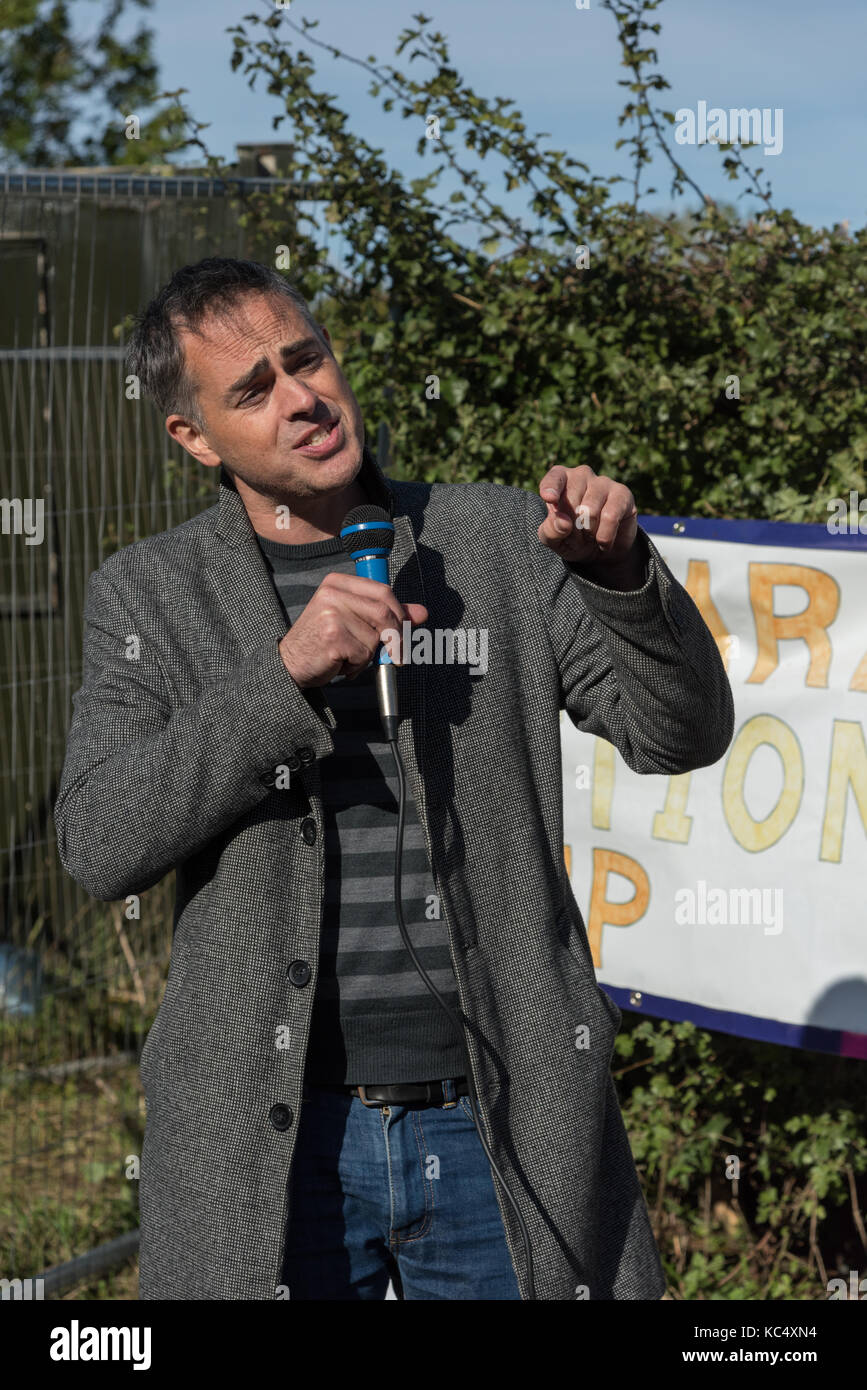 Kirby Misperton, UK. 3. Okt 2017. Grüne Partei co-Chef Jonathan Bartley macht Rede außerhalb des Dritten Energie fracking site an Kirby Misperton in North Yorkshire Credit: Richard Burdon/Alamy leben Nachrichten Stockfoto