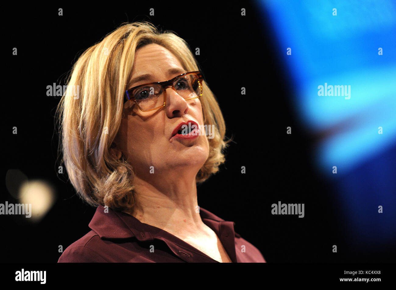 Manchester, Großbritannien. 3. Okt 2017. Amber Rudd, Staatssekretärin des Home Abteilung, liefert Ihre Rede zur Konferenz, am Morgen des zweiten Tages der Konservativen Partei Konferenz an der Manchester Central Convention Complex. Diese Konferenz folgt den allgemeinen Wahlen vom Juni 2017, in dem die konservative Partei ihre parlamentarische Mehrheit in einer hing das Parlament dadurch verloren. Credit: Kevin Hayes/Alamy leben Nachrichten Stockfoto