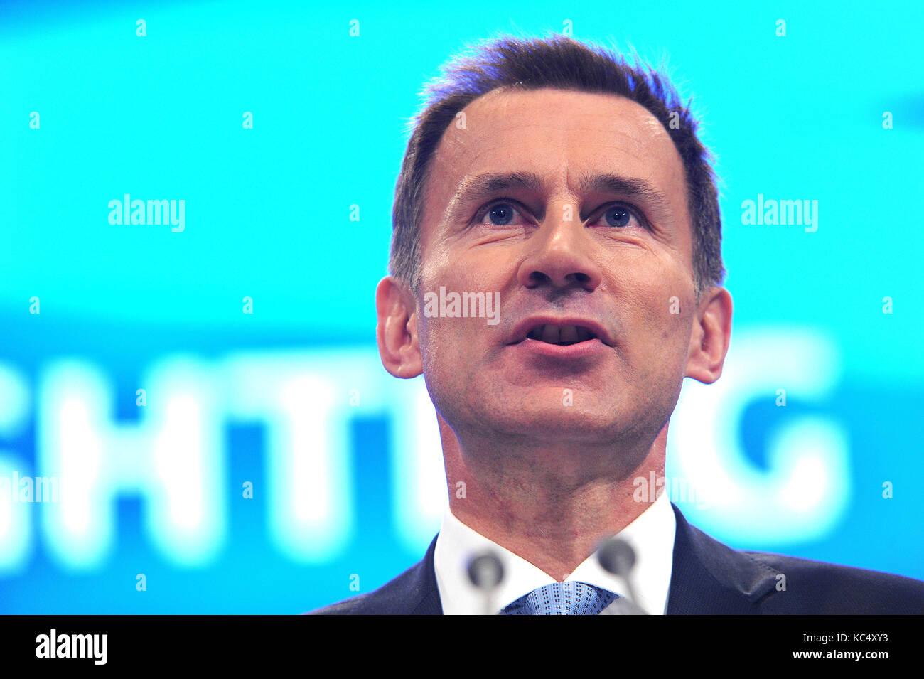 Manchester, Großbritannien. 3. Okt 2017. Jeremy Hunt, Staatssekretär für Gesundheit, in seiner Rede auf der Konferenz, am Morgen des zweiten Tages der Konservativen Partei Konferenz an der Manchester Central Convention Complex. Diese Konferenz folgt den allgemeinen Wahlen vom Juni 2017, in dem die konservative Partei ihre parlamentarische Mehrheit in einer hing das Parlament dadurch verloren. Credit: Kevin Hayes/Alamy leben Nachrichten Stockfoto