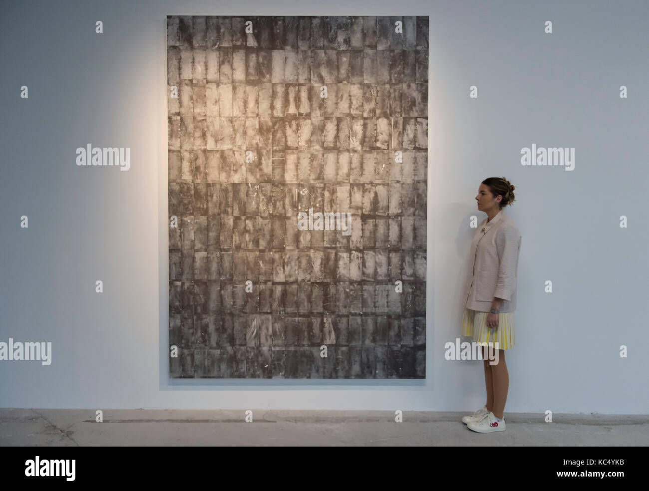 Store Studios, London, UK. 3. Oktober, 2017. Lisson Gallery "alles auf einmal"-Ausstellung präsentiert einige der Lisson von führenden Künstlern sowohl aus der Vergangenheit und der Gegenwart, mit der Arbeit von 24 Künstlern wie Ai Weiwei, Anish Kapoor, Richard Long und Julian Opie. Foto: Allora & Calzadilla. Shape Shifter, 2013. Mit einem Mitglied der Galerie Personal gestellt. Credit: Malcolm Park/Alamy Leben Nachrichten. Stockfoto