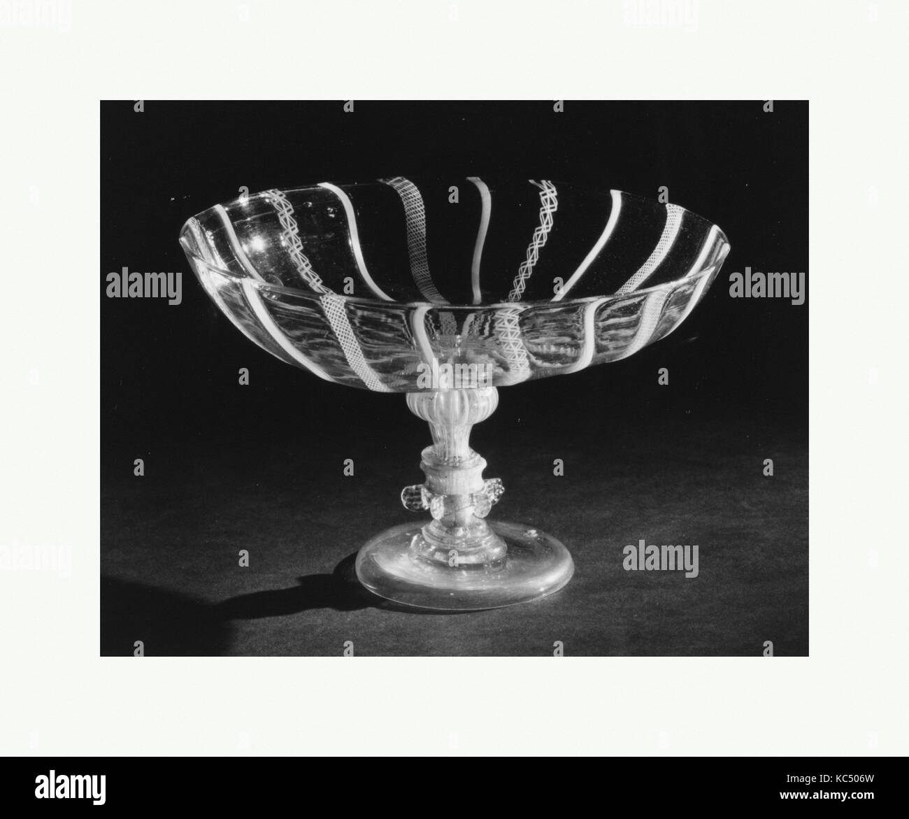 Tazza, zweite Hälfte 16. oder frühen 17. Jahrhundert, vermutlich italienischen (Venedig); möglicherweise Sachsen, farblos (grau-grünen Farbton) und Stockfoto