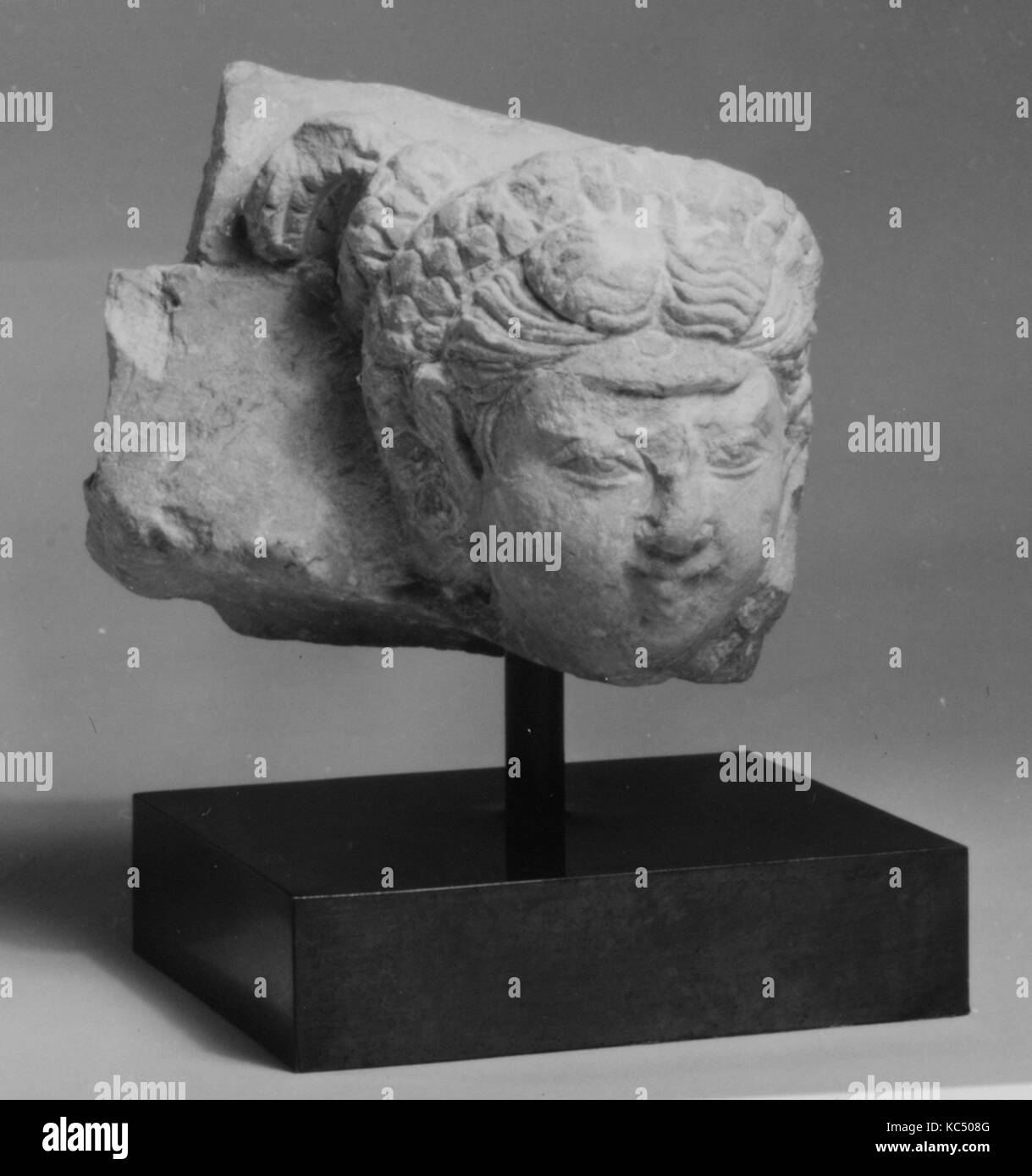 Weiblicher Kopf, Ca. 5. Jahrhundert, Afghanistan, Marmor, H.3 3/4 in. (9,6 cm); W. 5 1/16-in. (12,8 cm); D.4 5/8 in. (11,7 cm Stockfoto