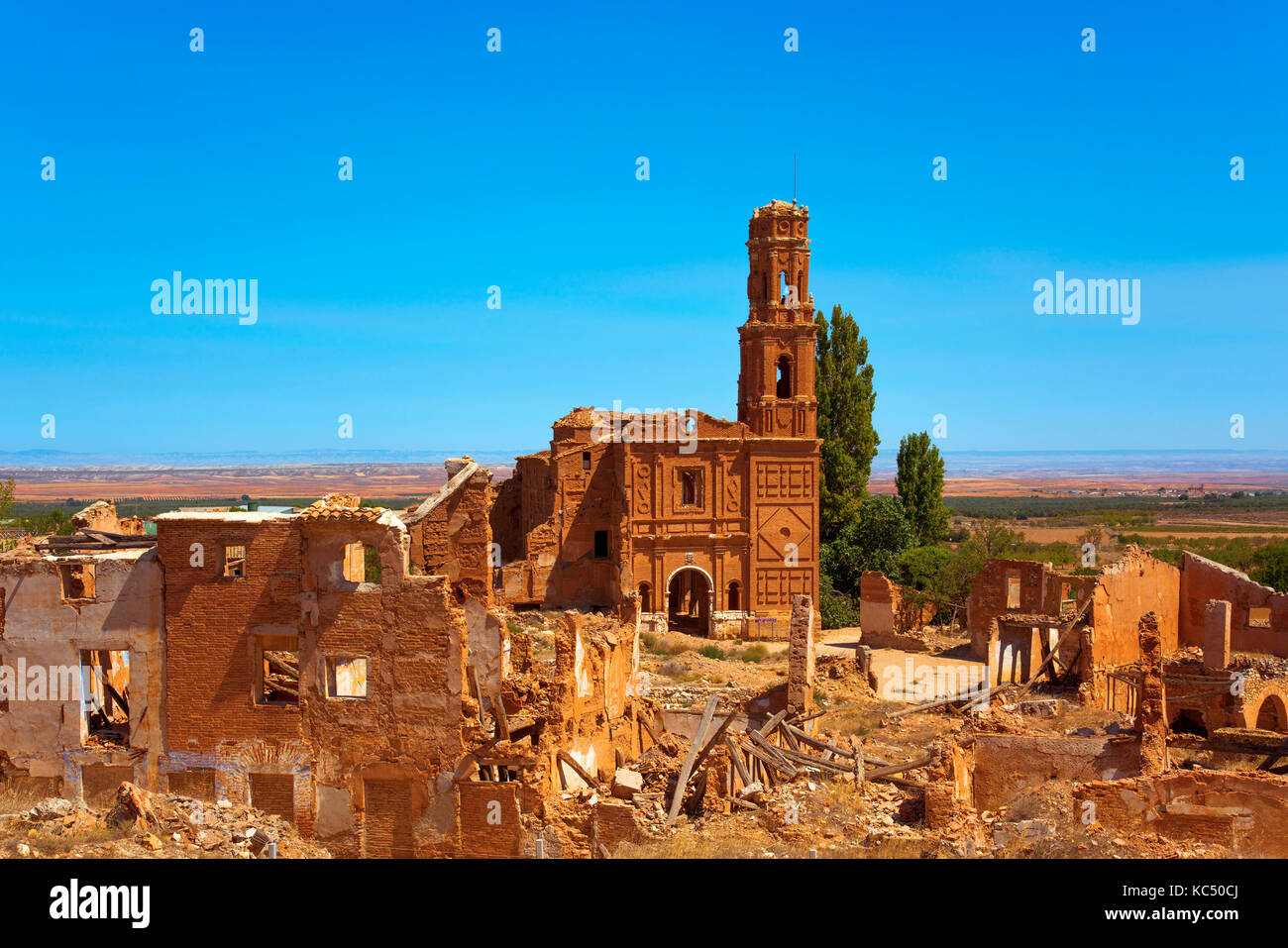 Ein Blick auf die Reste der alten Stadt von Belchite, Spanien, während des Spanischen Bürgerkriegs zerstört und dann aufgegeben, die San Martin hervorheben Stockfoto