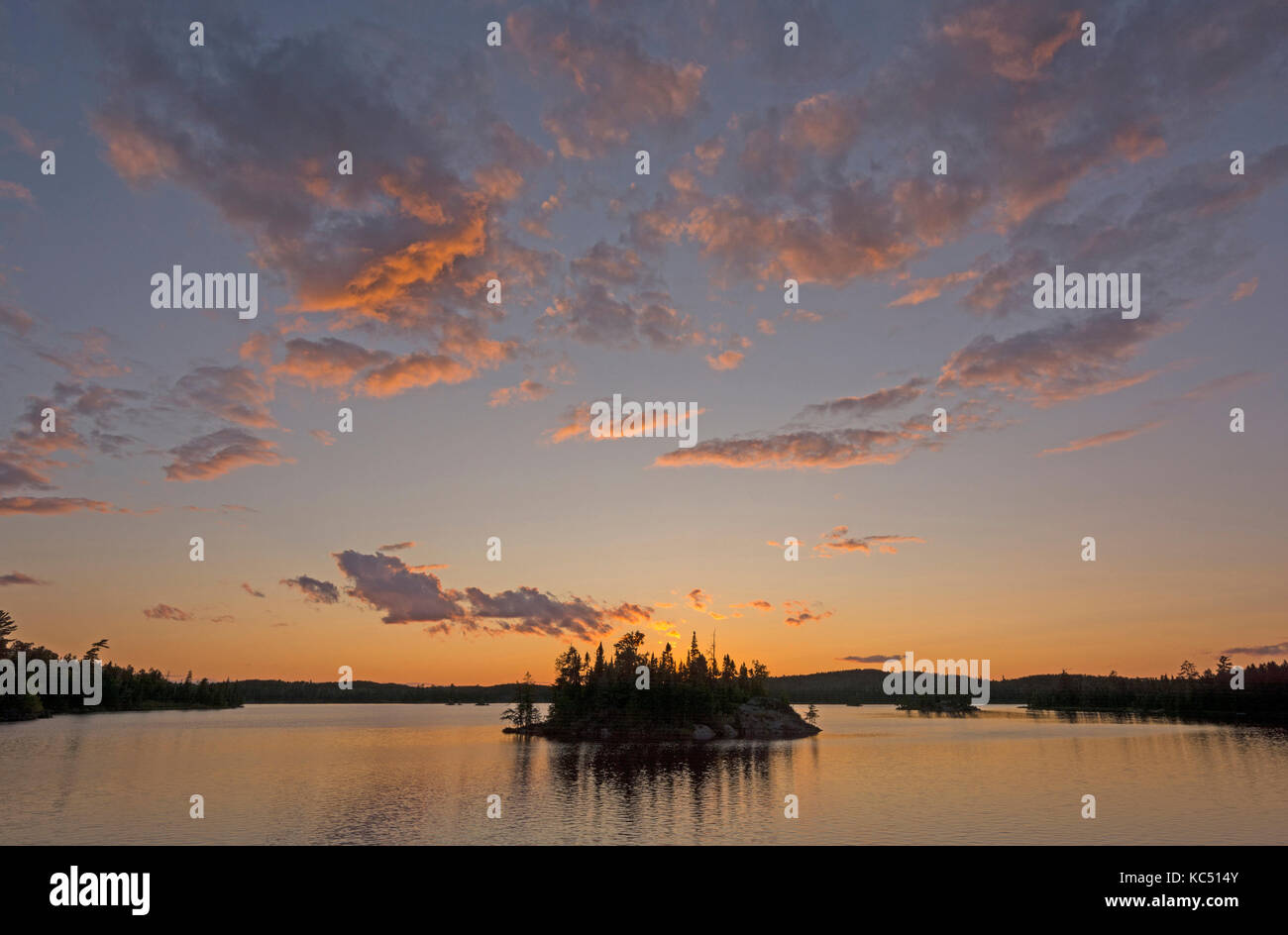 Sonnenuntergang im North Woods auf Saganagons See in Quetico Provincial Park in Kanada Stockfoto