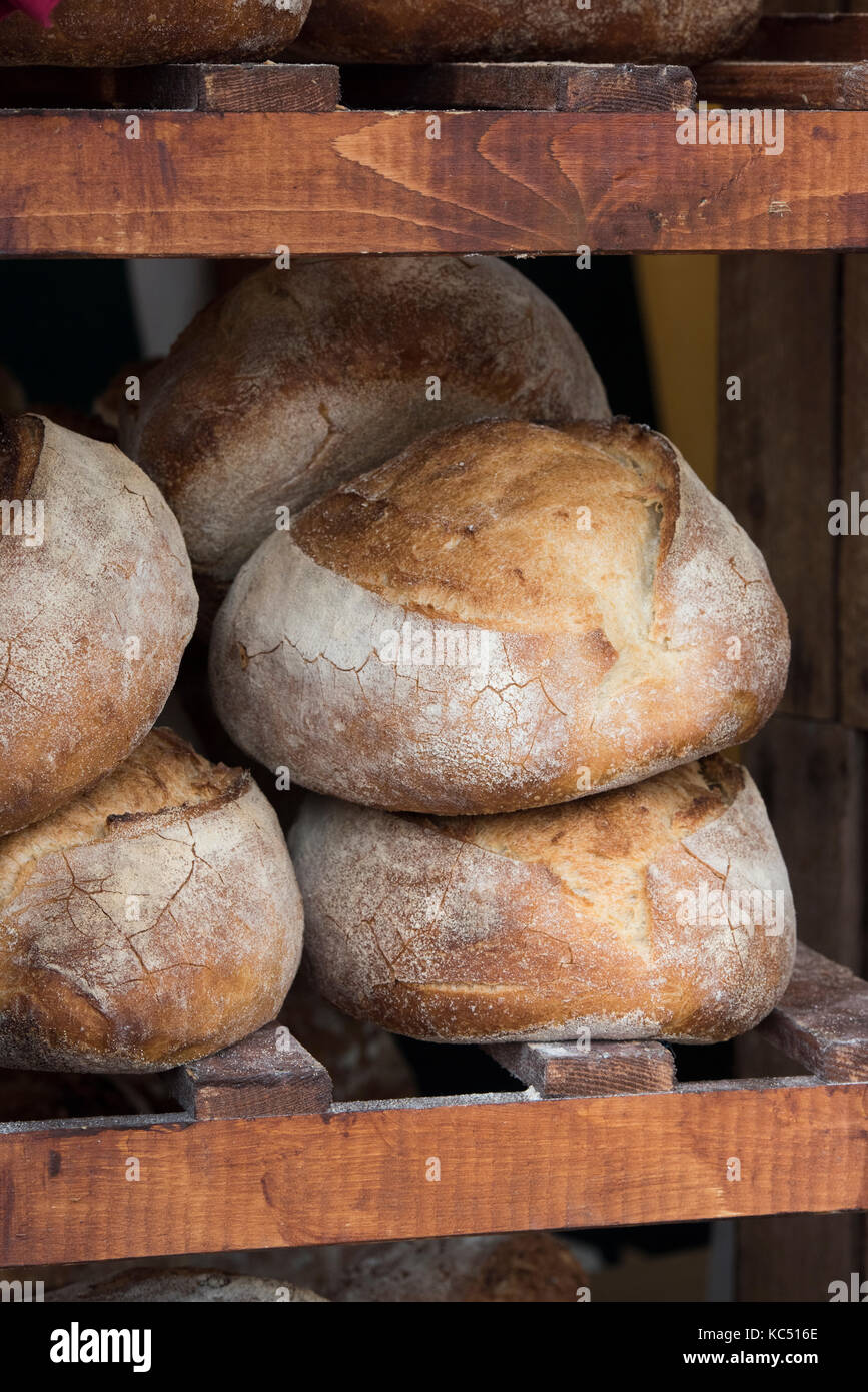 Handgemachtes Brot zum Verkauf auf einer Herbstschau. VEREINIGTES KÖNIGREICH Stockfoto