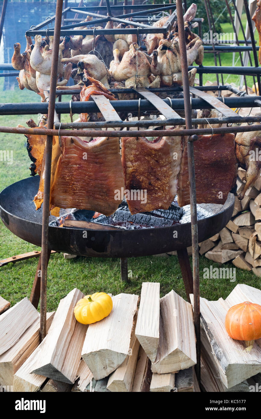 Im Freien kochen Hühner- und Schweinefleisch bei Daylesford Organic Farm Herbstfest. Daylesford, Cotswolds, Gloucestershire, England Stockfoto