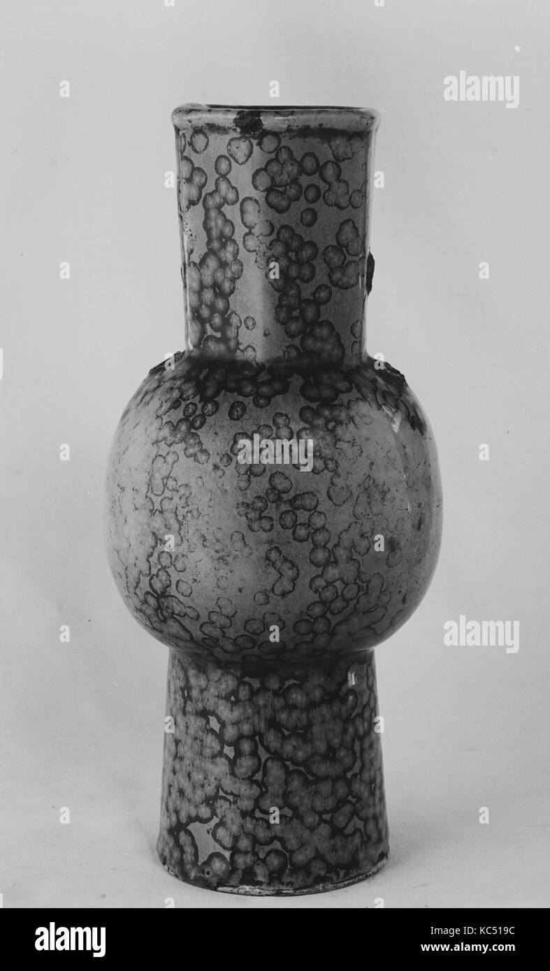 Vase, Edo Periode (1615 - 1868), aus dem 18. Jahrhundert, Japan, Porcelaneous ware bedeckt mit transparenter Glasur und eine gebrannte Glasur noch mal überglasieren Stockfoto