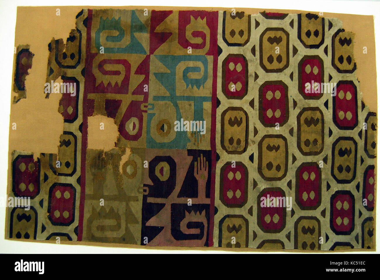 Tunika Fragment, 7.-9. Jahrhundert, Peru, Wari, Camelid Haar, Baumwolle, Gesamt: 20 x 12 3/4 in. (50.8 x 13.49 cm), Textiles-Woven Stockfoto