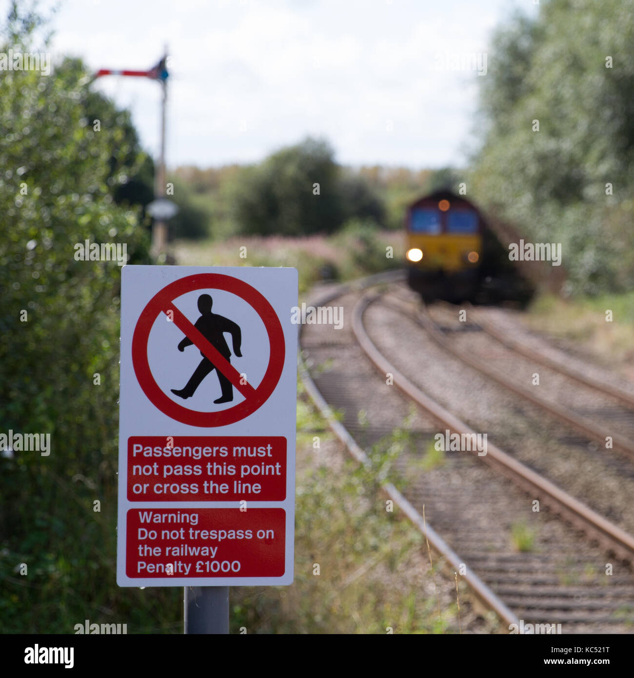 Ein DB Cargo Sand am Bahnhof helsby Bahnhof Hsb von einer Class 66 Diesel Lokomotive Stockfoto Ein DB Cargo Sand am Bahnhof helsby Bahnhof Hsb von einer Class 66 Diesel Lokomotive Stockfoto