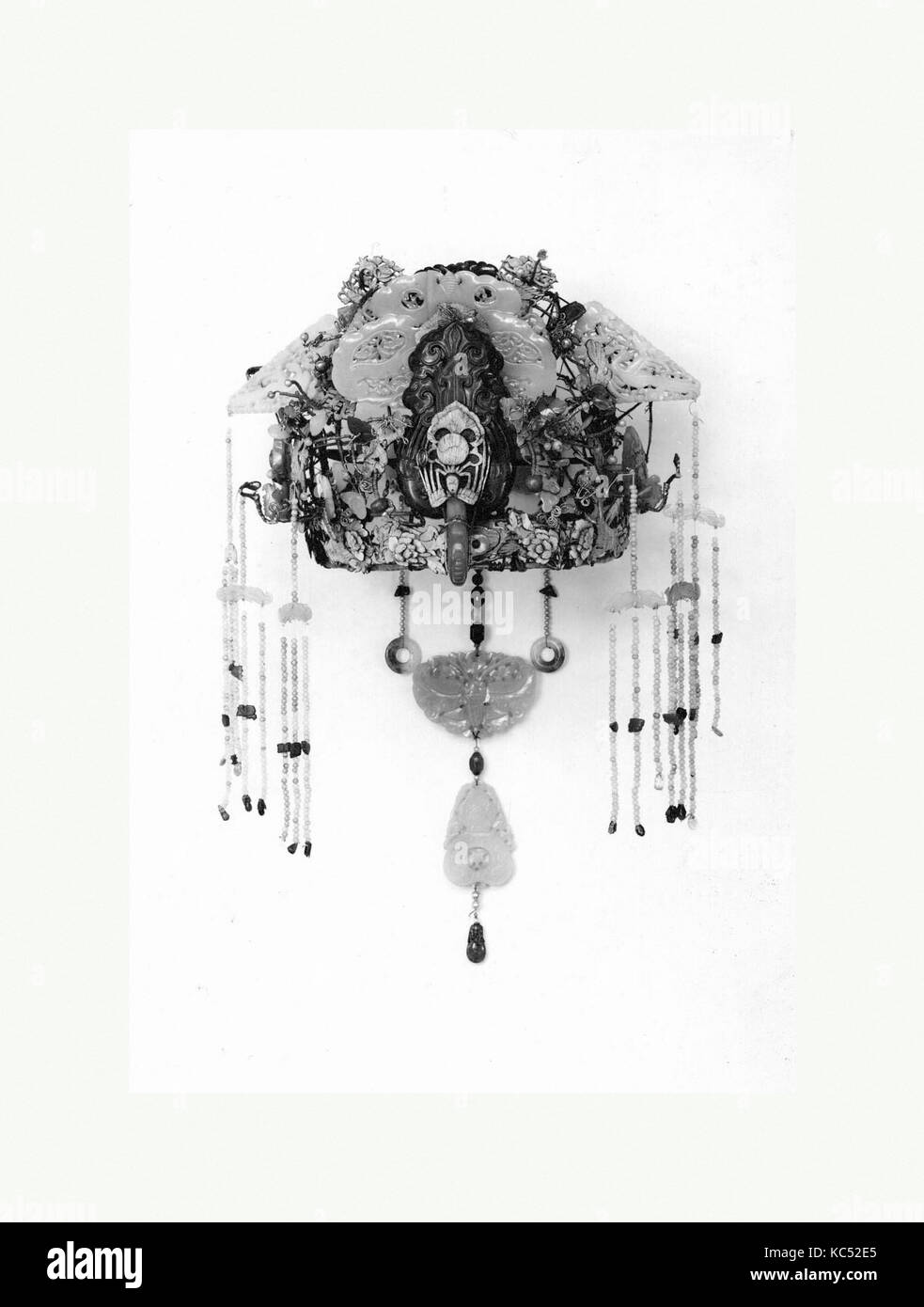 Theatralische Kopfbedeckung, 18. Jahrhundert, China, Jade, Bernstein, Koralle, Karneol, Perlen, Glas, Federn, Draht, H.8. (20,3 cm Stockfoto