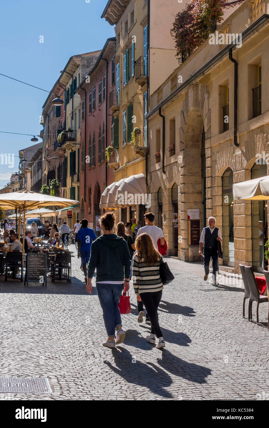 Personen in der Altstadt von Verona, Venetien, Italien, Europa Stockfoto