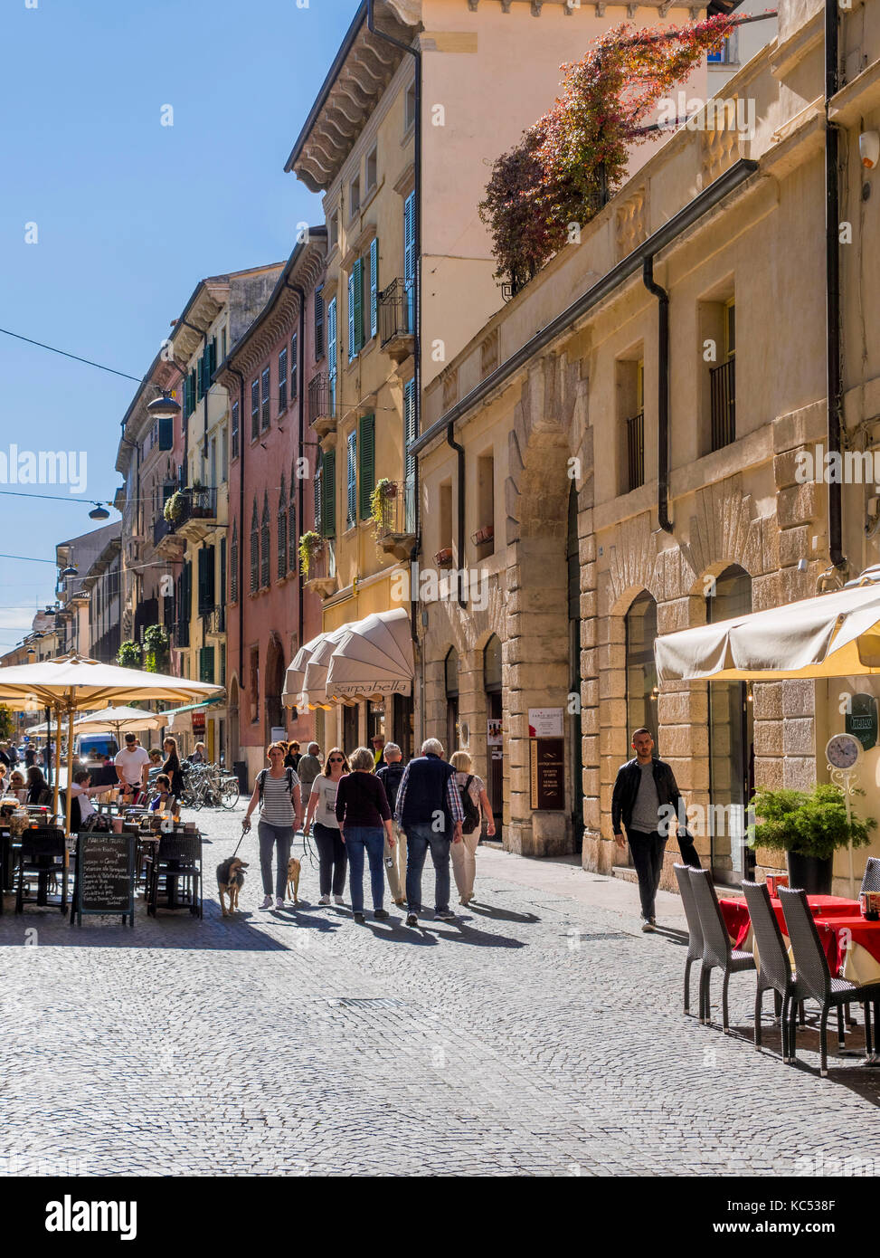 Personen in der Altstadt von Verona, Venetien, Italien, Europa Stockfoto