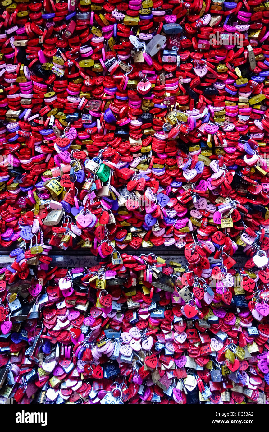 Viele bunte Liebe Vorhängeschlösser an der Wand von Julias Haus, Verona, Venetien, Italien, Europa Stockfoto