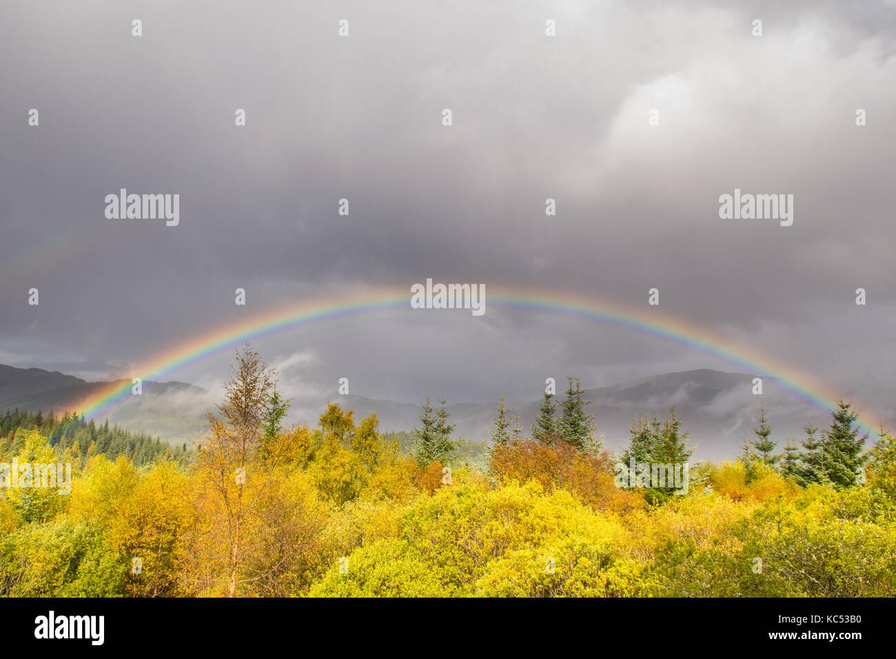 Herbst Regenbogen - Herzöge, Loch Lomond und der Trossachs National Park, Schottland, Großbritannien Stockfoto