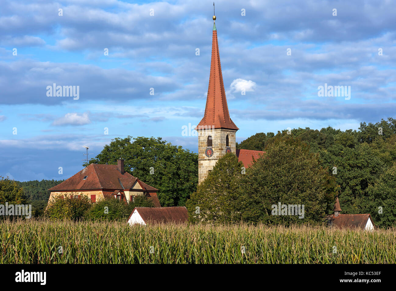 St. egidien Kirche mit Gemeindezentrum, vor ein Maisfeld, beerbach, Mittelfranken, Bayern, Deutschland Stockfoto