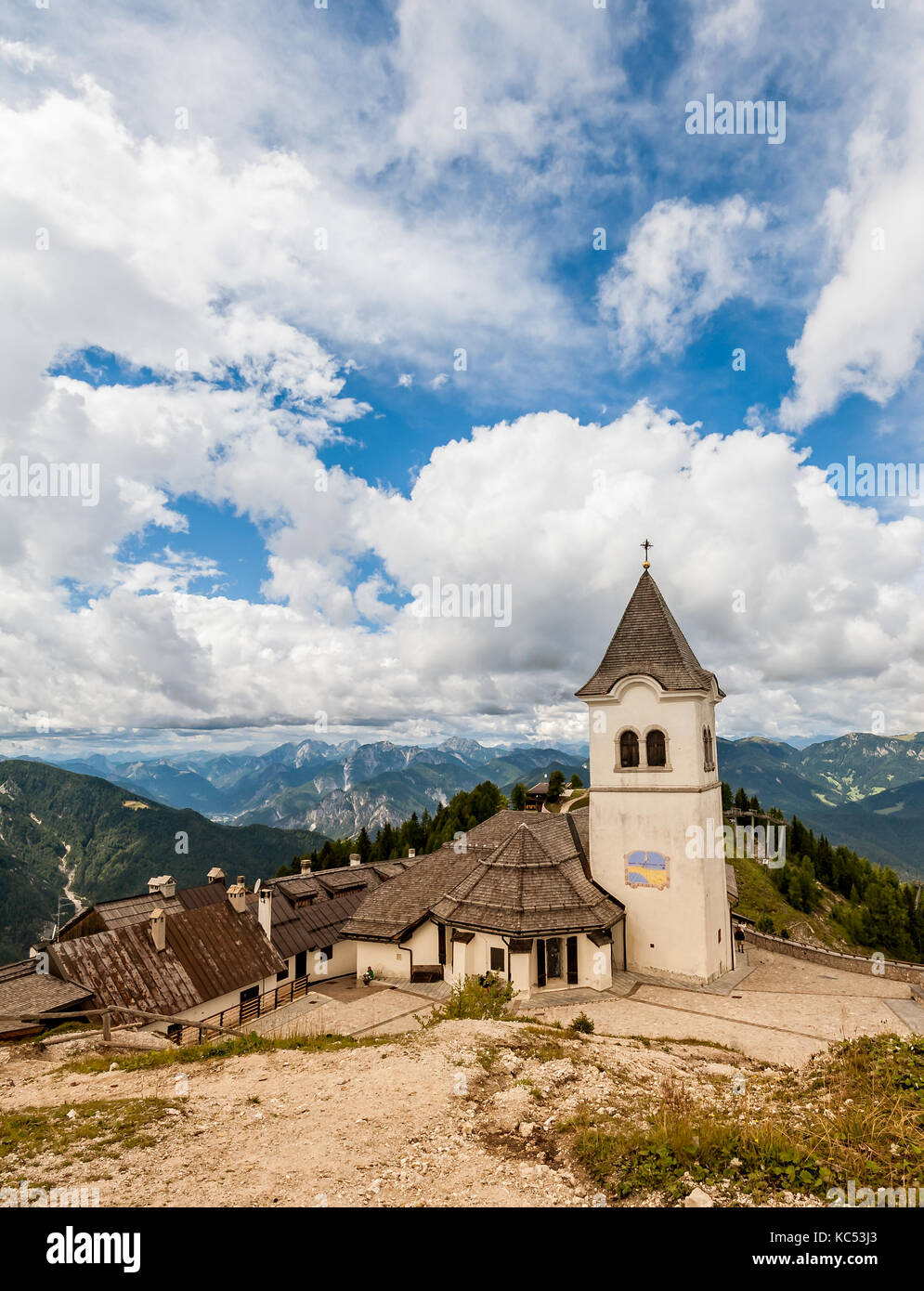 Wunderschöne Berglandschaft mit typischen Dorf, Kirche und Glockenturm. Monte Lussari Italien Stockfoto