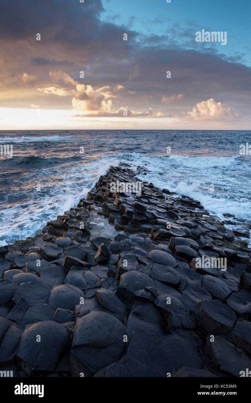 Basaltsäulen am Meer bei Sonnenuntergang, Giant es Causeway, County Antrim, Nordirland, Vereinigtes Königreich Stockfoto