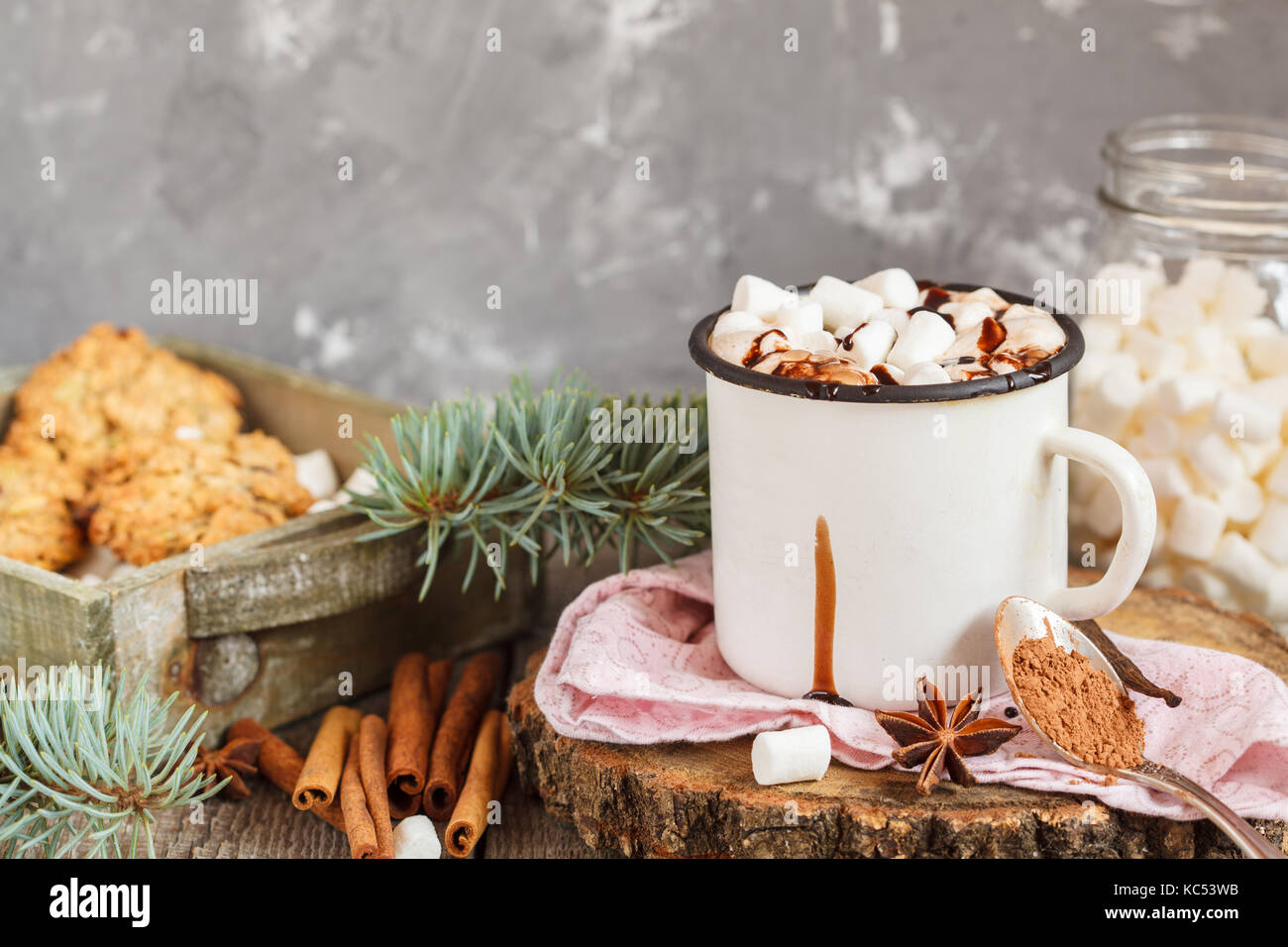 Heiße Weihnachten Kakao mit Marshmallow im neuen Jahr Dekorationen. Stockfoto