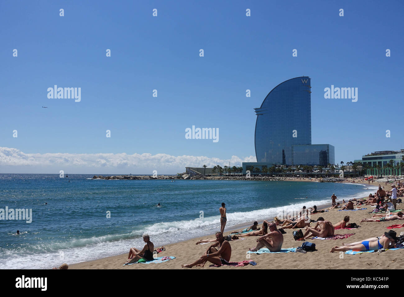 Barceloneta, Barcelona FKK-Strand mit W Hotel, Spanien Stockfotografie -  Alamy