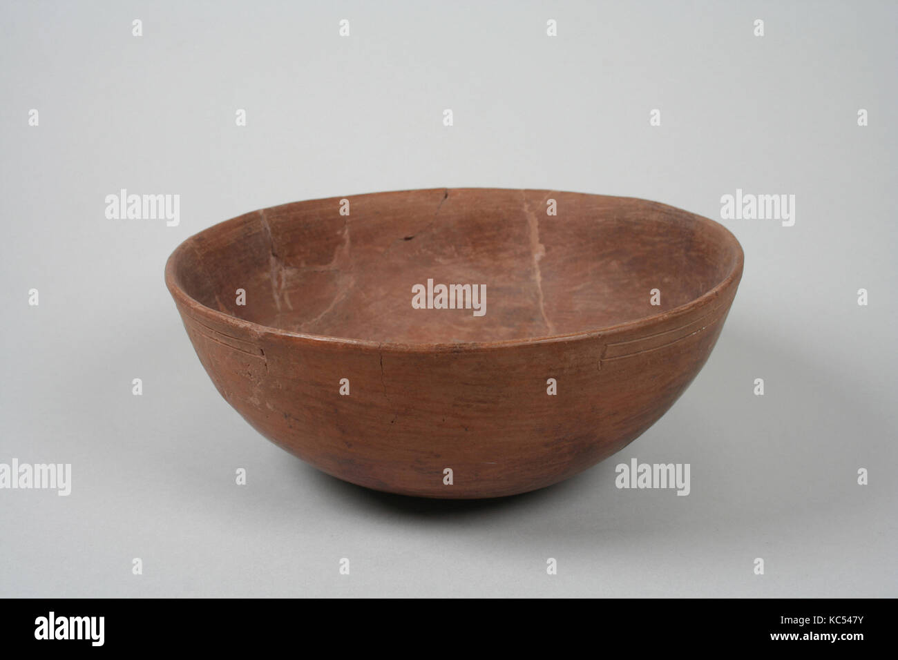 Schmucklos bemalte Schale, 4.- 3.Jahrhundert v. Chr., Peru, Paracas, Keramik, Slip, Gesamt: 3. (7,62 cm), Ceramics-Containers Stockfoto