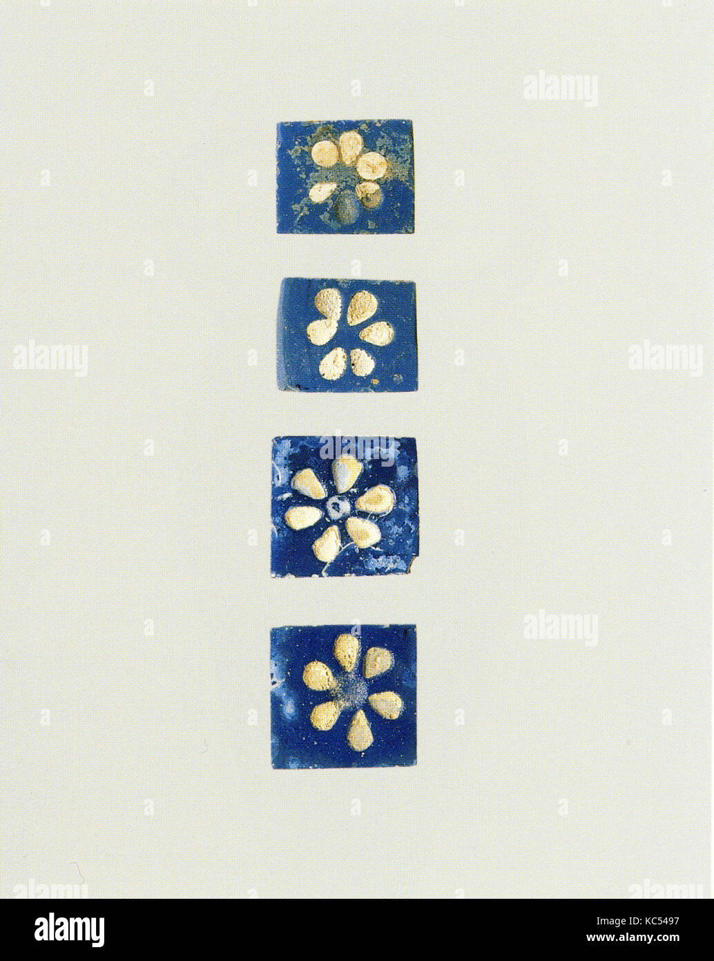Inlays: weiß Rosetten auf blauen Hintergrund, Ca. 9.-8. Jahrhundert v. Chr. Stockfoto