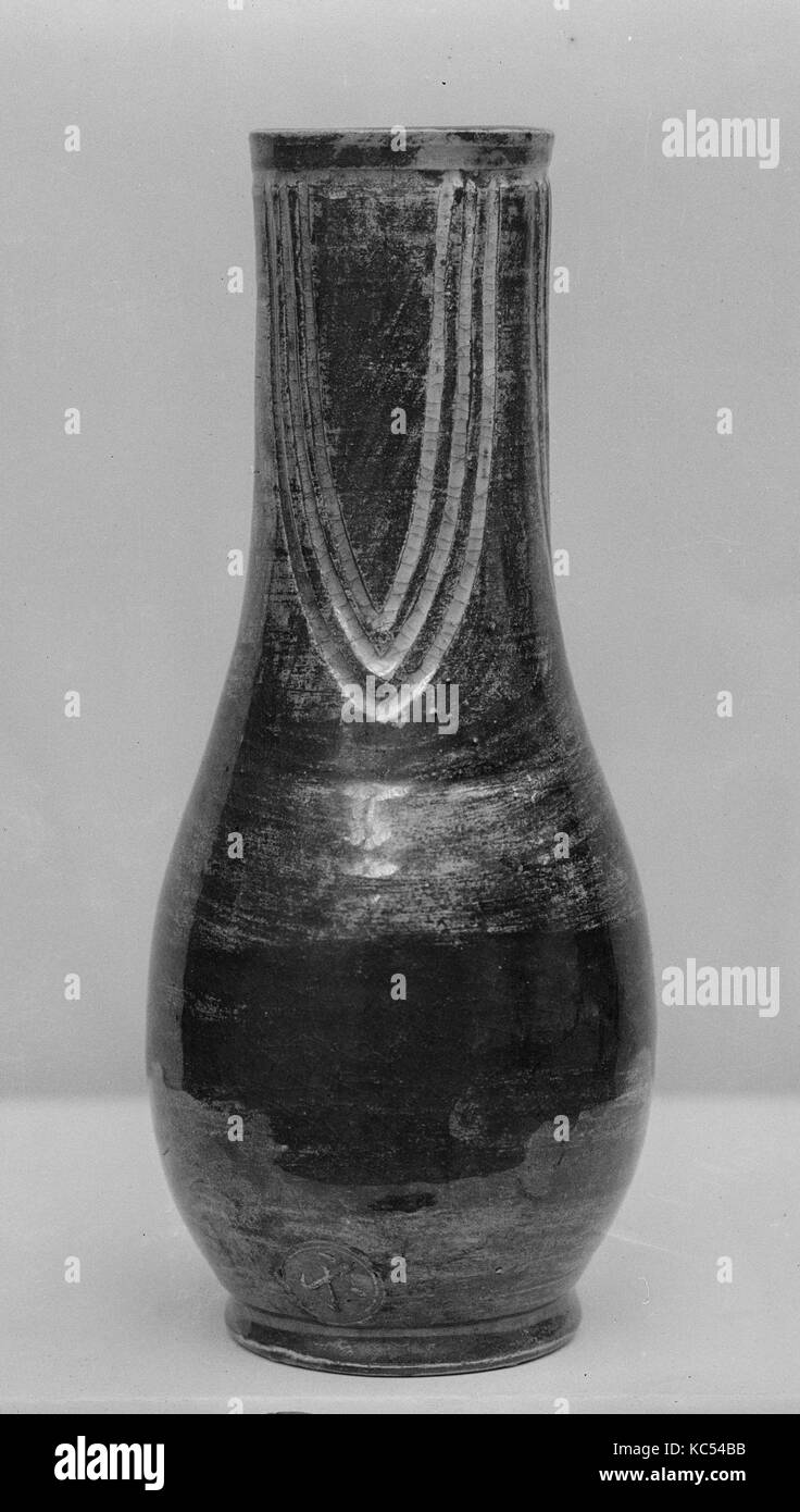 Vase, 20. Jahrhundert, Japan, Keramik (rot Raku Ware), H.6 3/4 in. (17,1 cm), Keramik Stockfoto