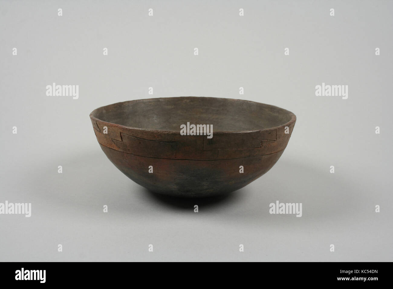 Schüssel mit Step Design, 7.- 4.Jahrhundert v. Chr., Peru, Paracas, Keramik, Gesamt: 5 3/4 in. (14.61 cm), Ceramics-Containers Stockfoto