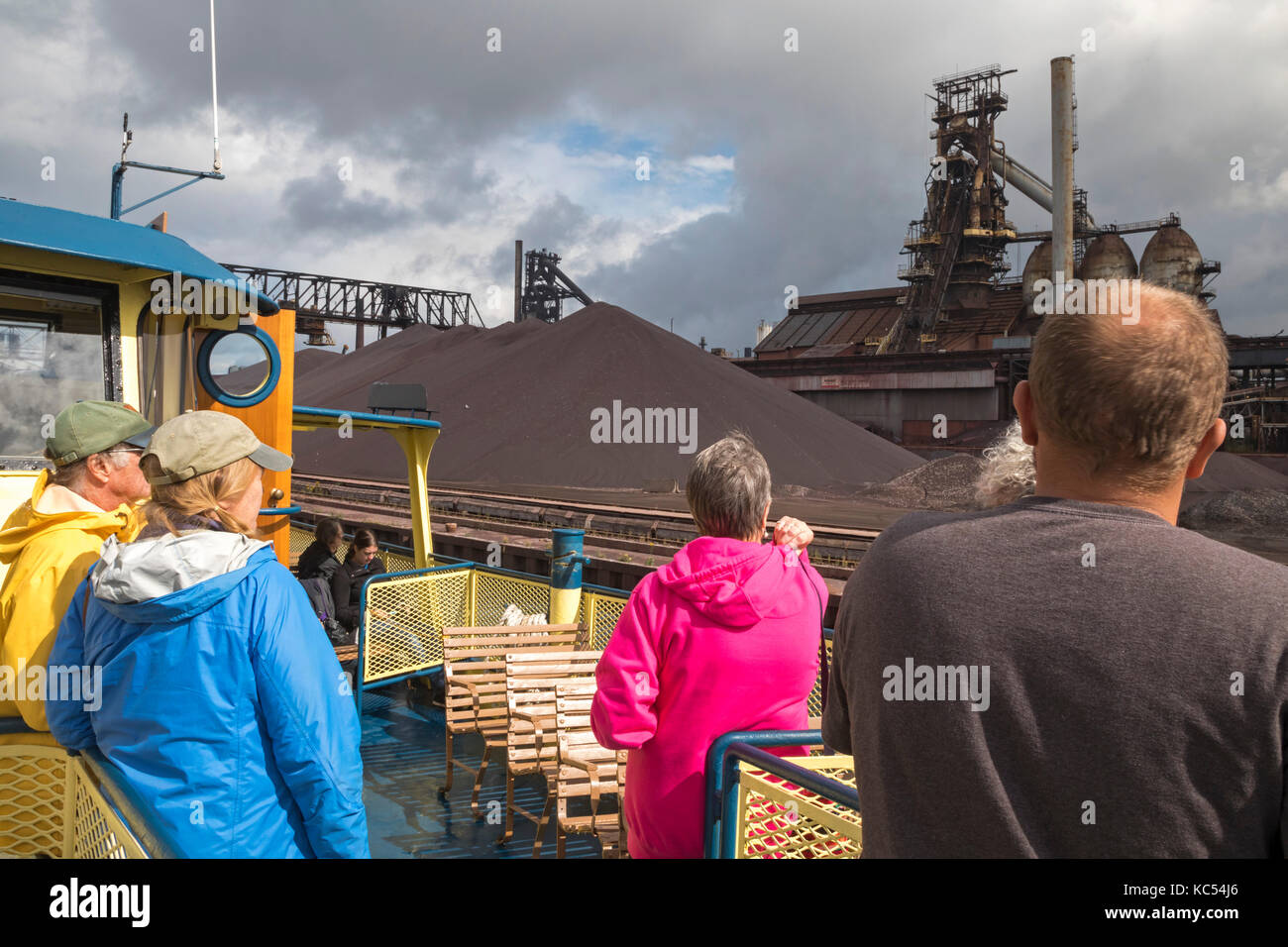 Sault Ste. Marie, Ontario, Kanada - Touristen auf einem Ausflugsboot anzeigen Der Algoma Steel Mühle am Ufer des St. Mary's River. Stockfoto