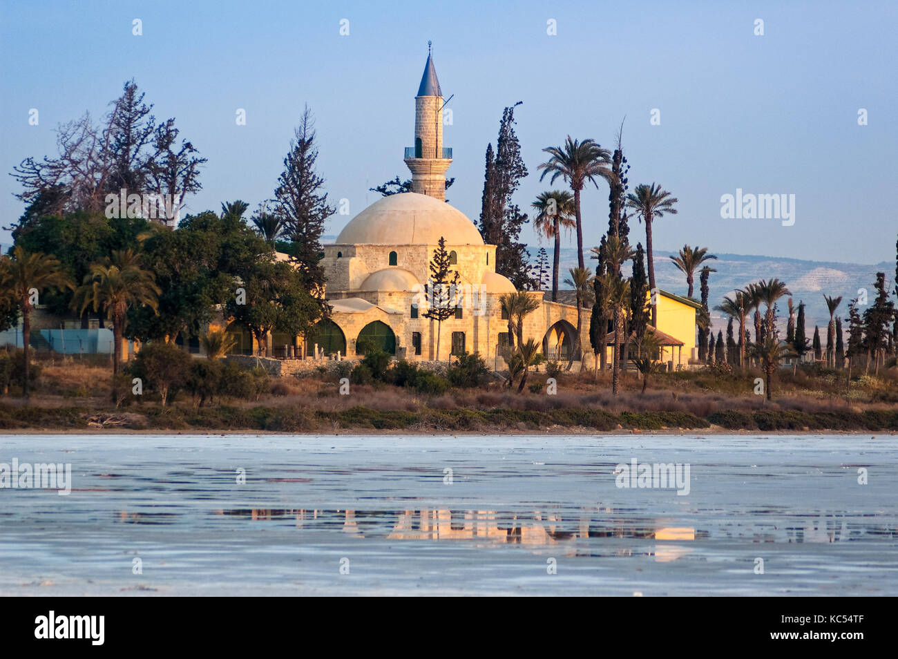 Blick auf die Moschee von Umm Haram oder Hala Sultan Tekke auf der West Bank von Larnaca Salt Lake, in der Nähe von Larnaca, Zypern Stockfoto