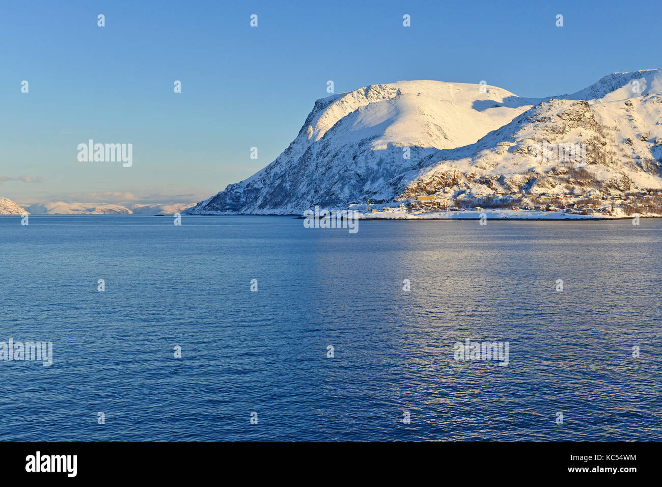 Icey Küste am blauen Fjord, Altafjord bei Øksfjord, Finnmark, Norwegen Stockfoto