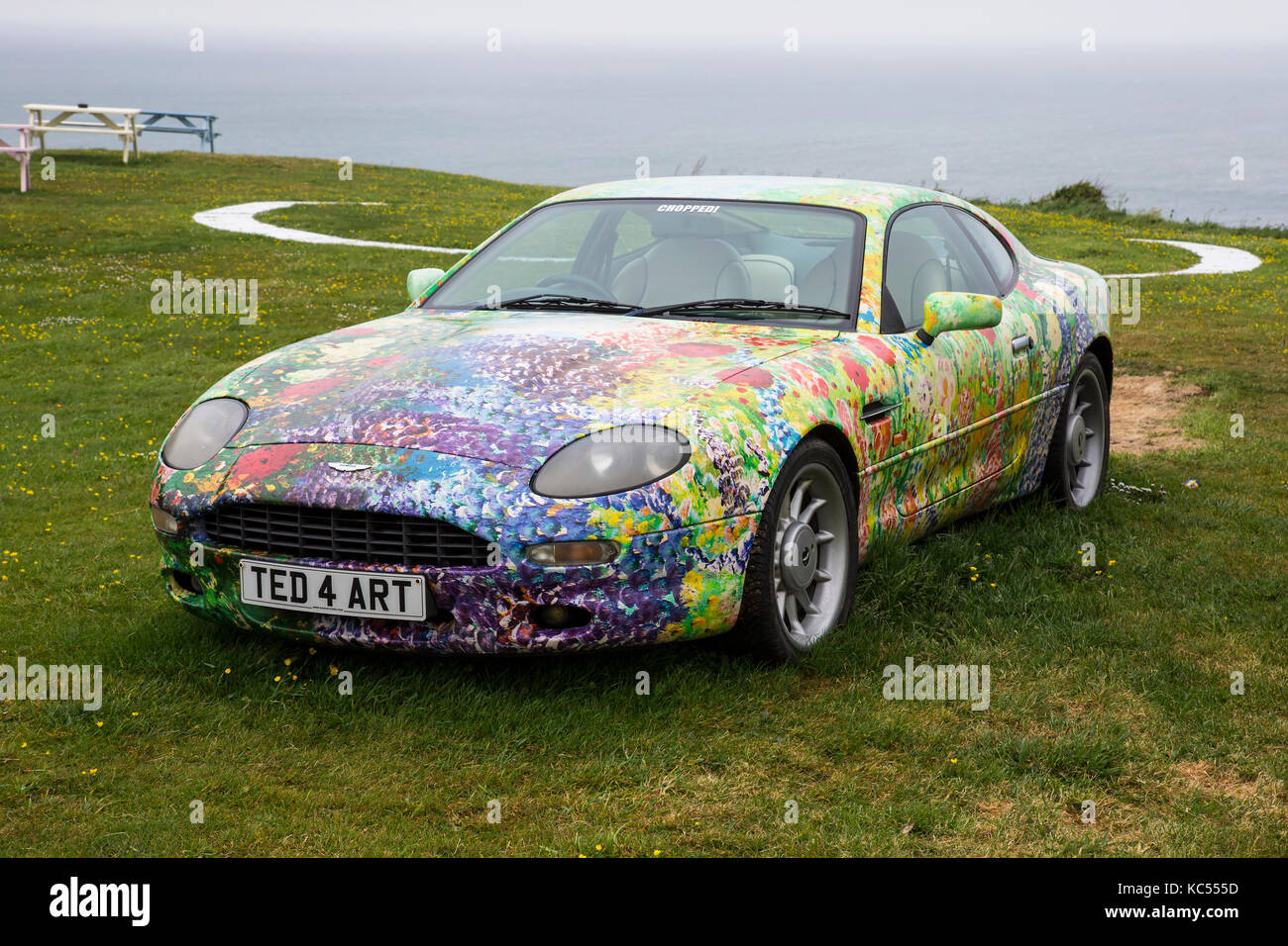 Aston Martin DB7 mit Ted Stournton's Kunstwerk im Camelot Castle, Tintagel Cornwall eingerichtet Stockfoto